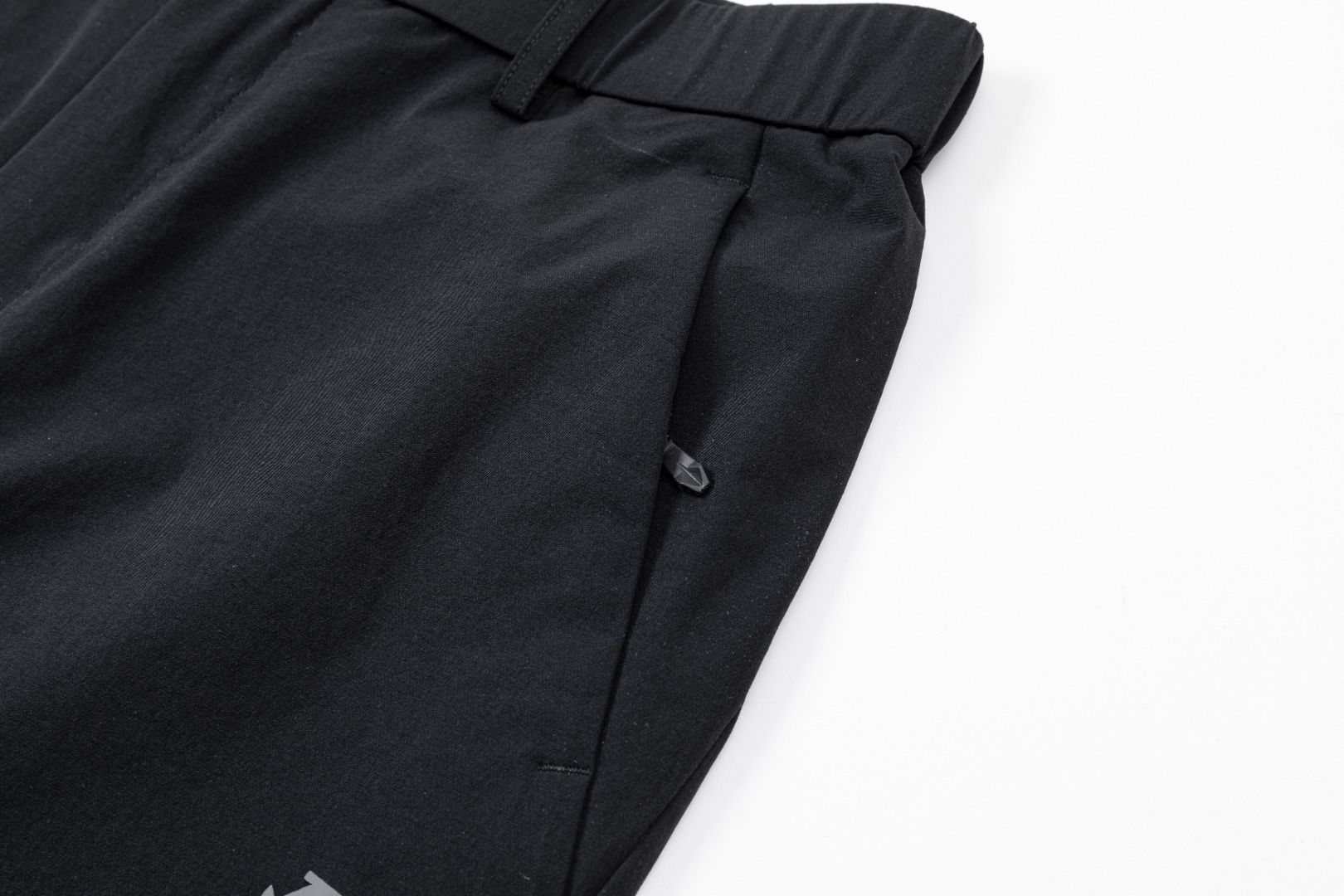 Descente Zip-Up Casual Pants