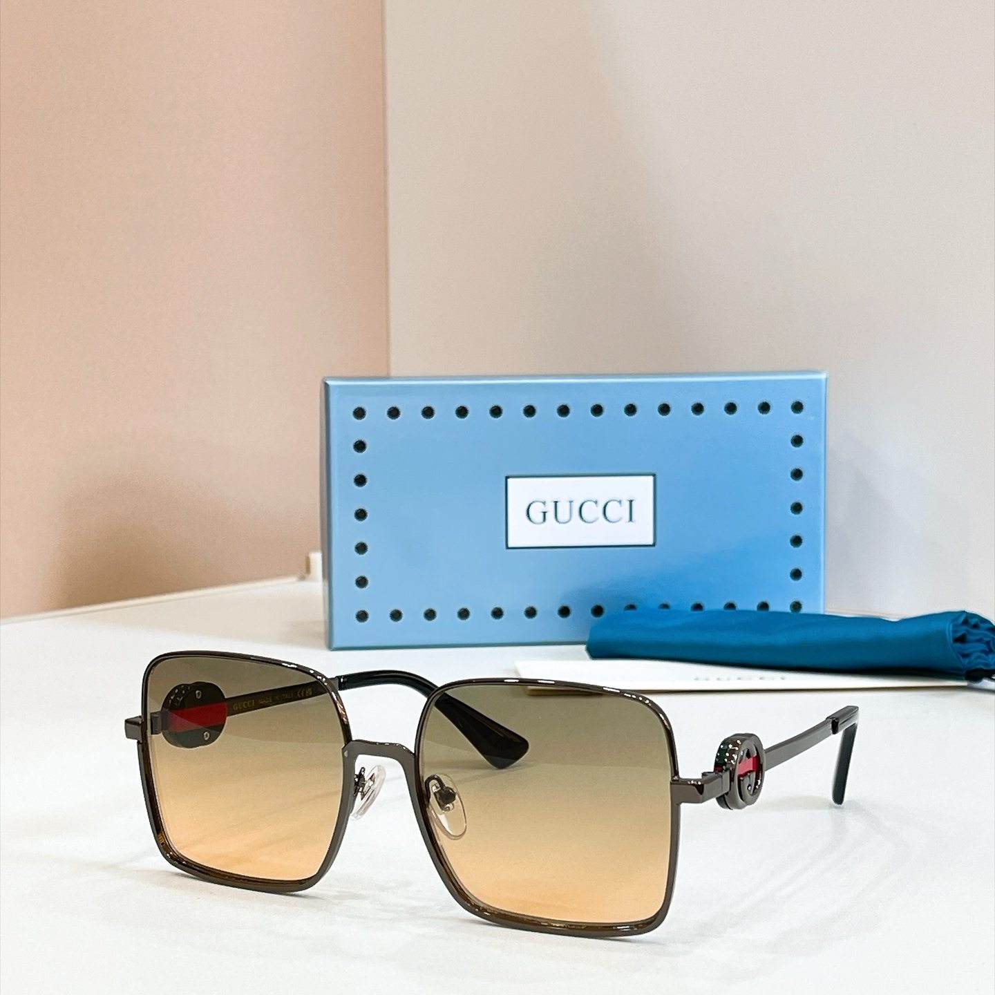 GUCCI Sunglasses - GG7235