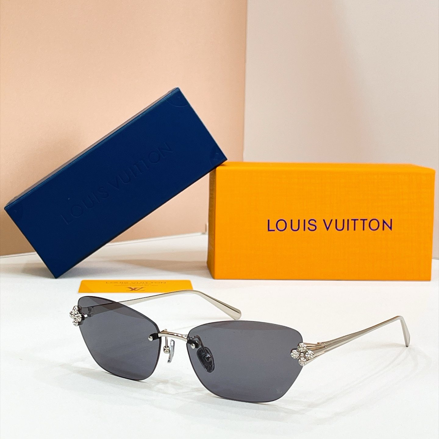 Louis Vuitton Sunglasses - Z3321U