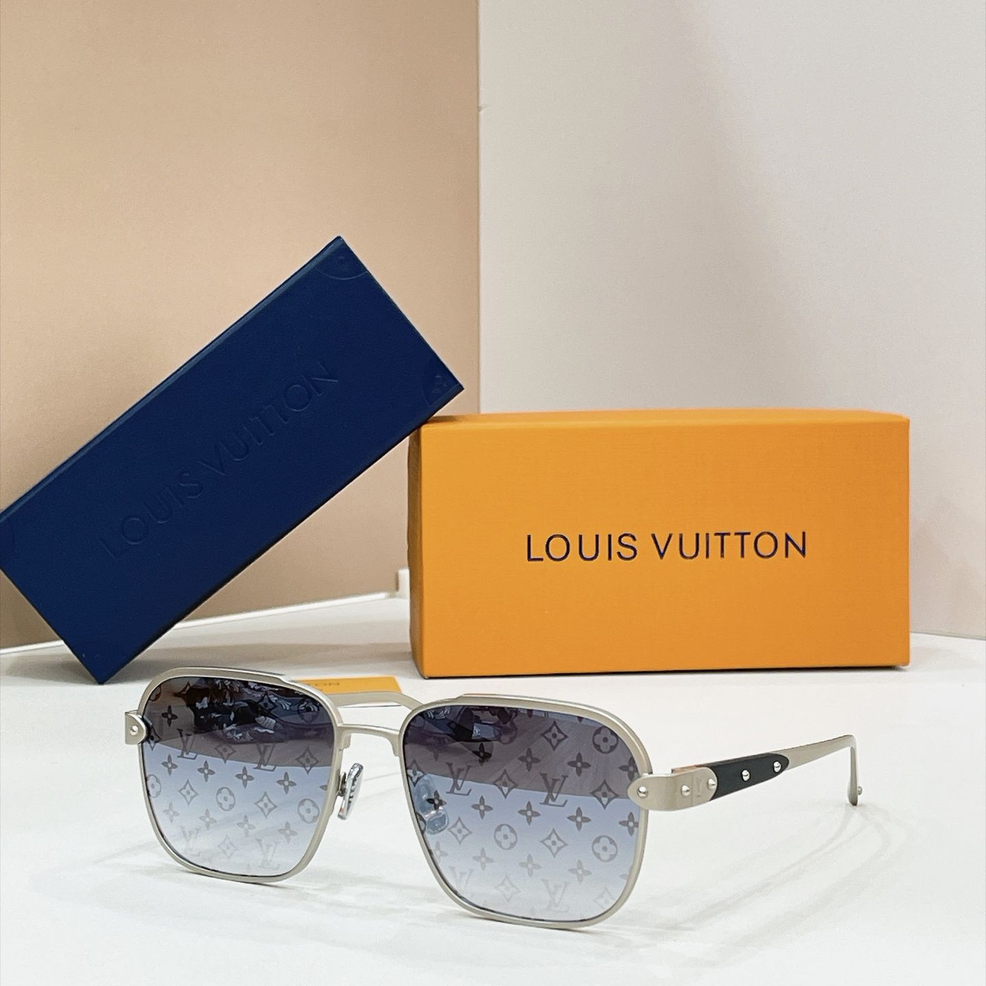 Louis Vuitton Sunglasses - Z3247U