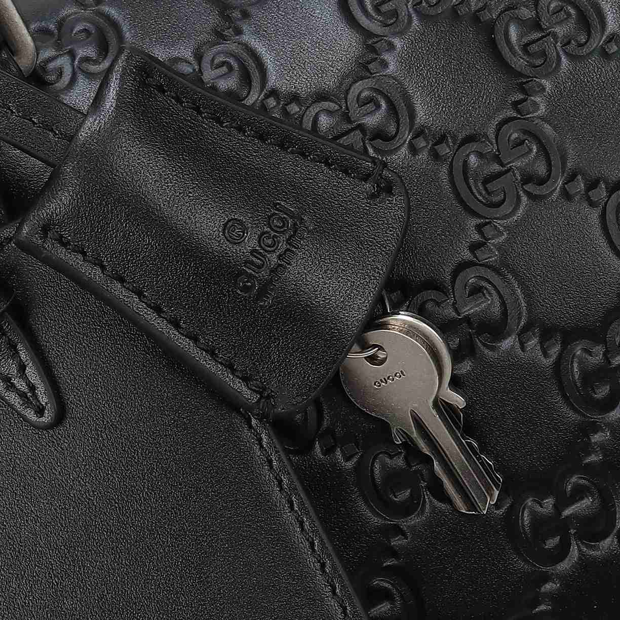 Gucci GG Emblem Medium Duffle Bag — 850220