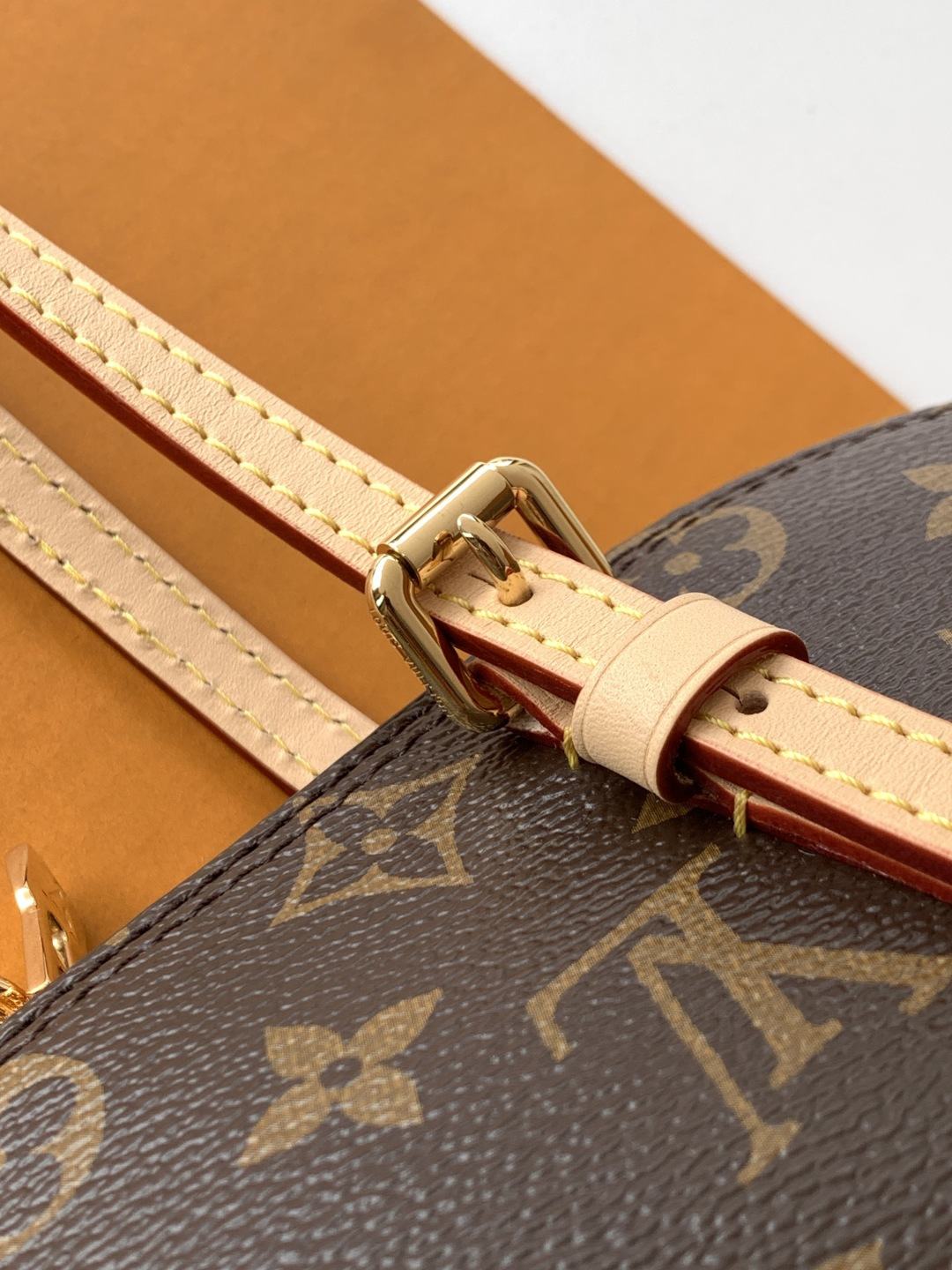 Louis Vuitton Squire East West-Style Shoulder Bag — M28953