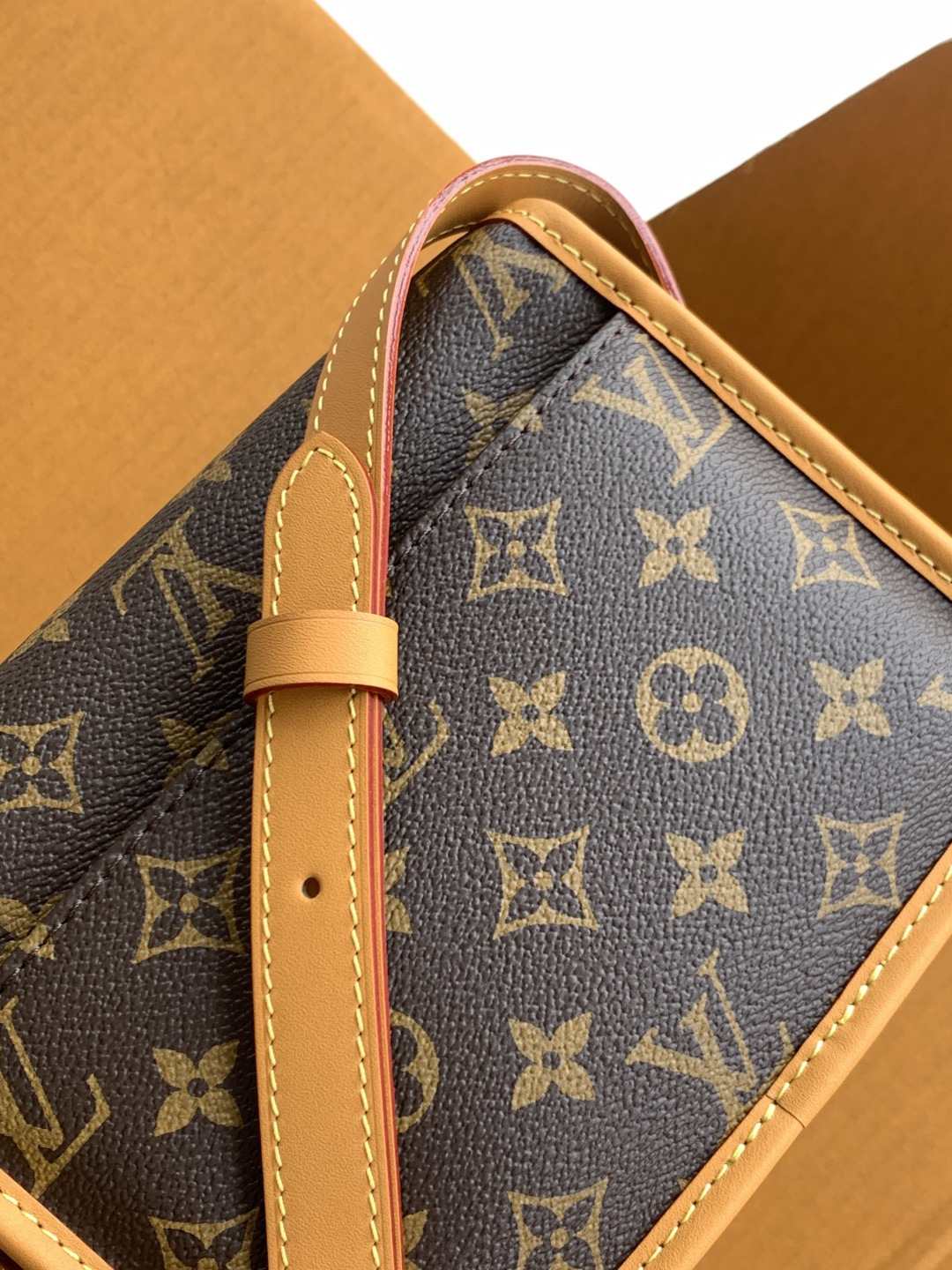 Louis Vuitton Satchel Wearable Wallet-Style Crossbody Bag — M26805