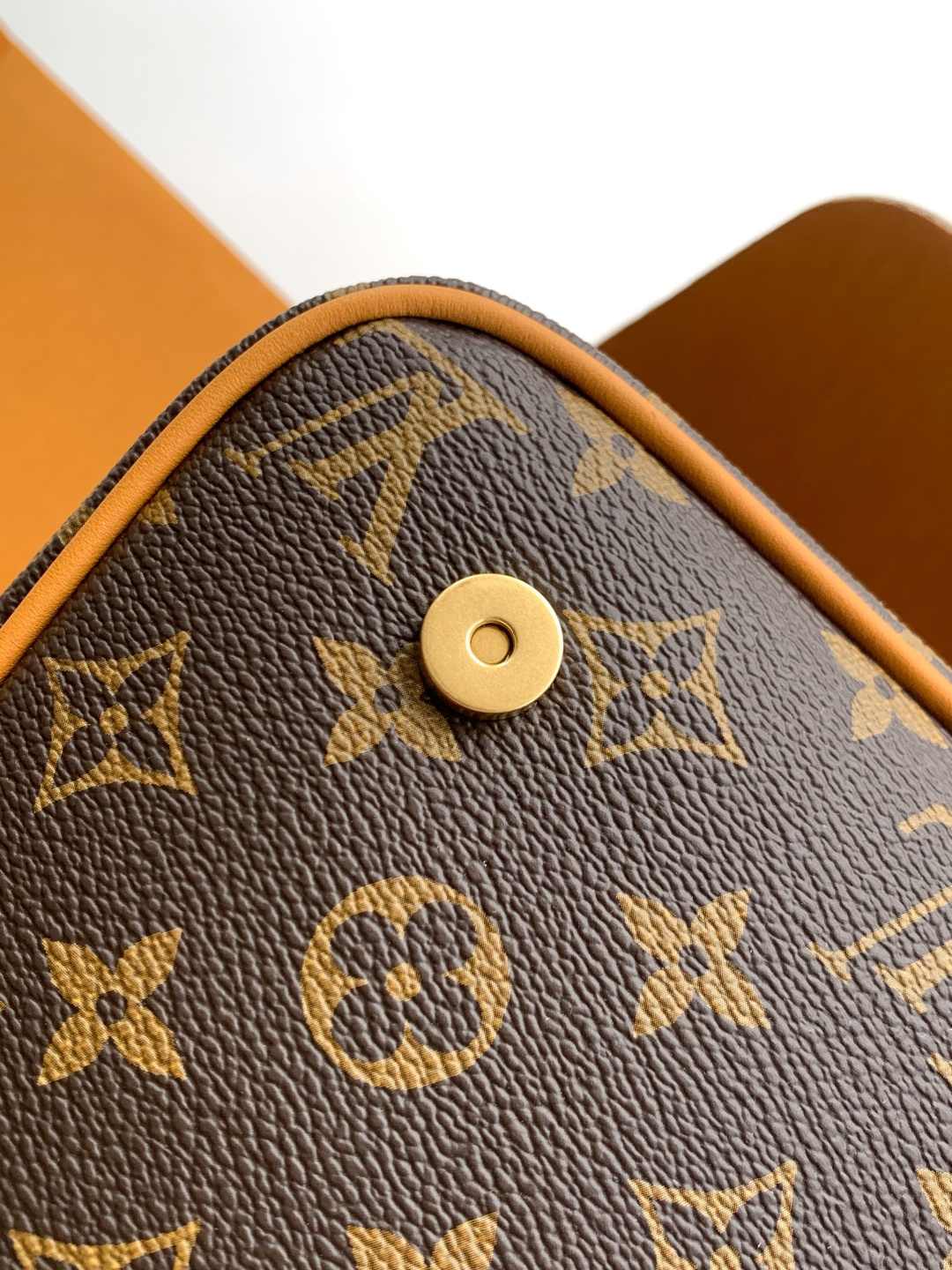 Louis Vuitton Satchel Wearable Wallet-Style Crossbody Bag — M26805