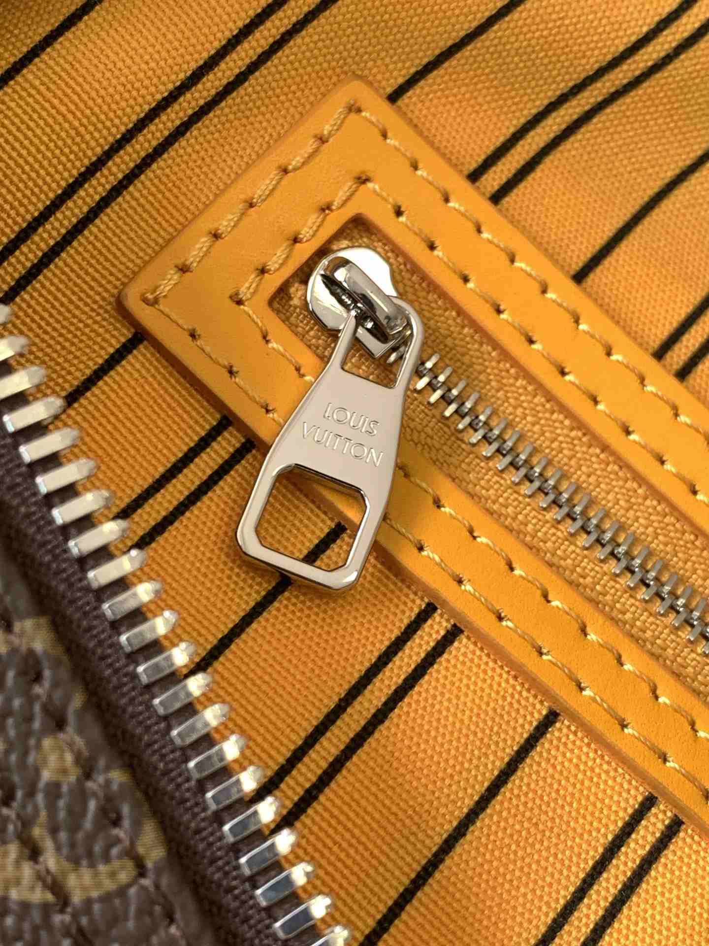 Louis Vuitton Keepall Bandoulière 50 — LV-M12634-SRC0100