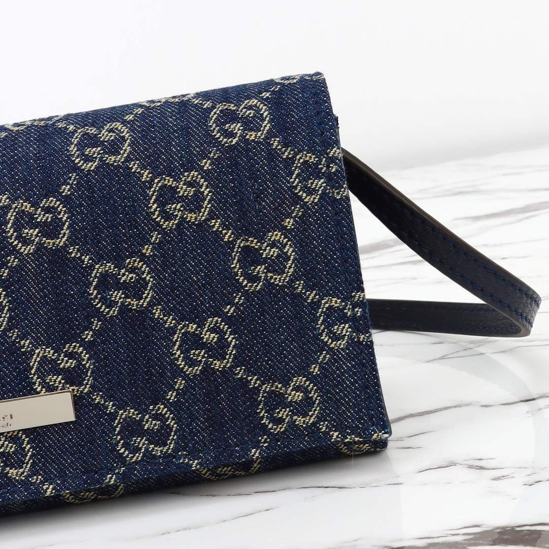 Gucci small pouch with strap and Gucci plaque — A002KG