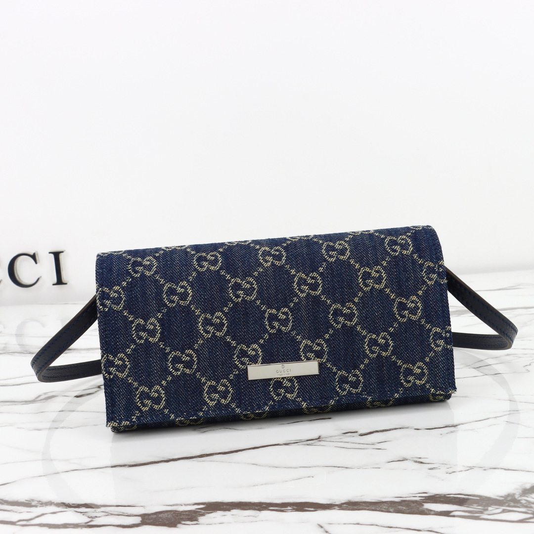 Gucci small pouch with strap and Gucci plaque — A002KG