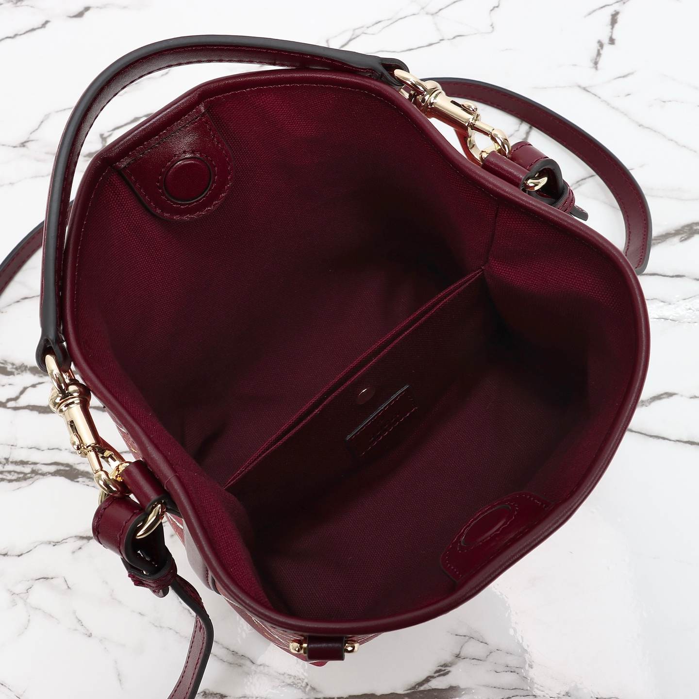 Gucci GG Emblem small bucket bag — 815118