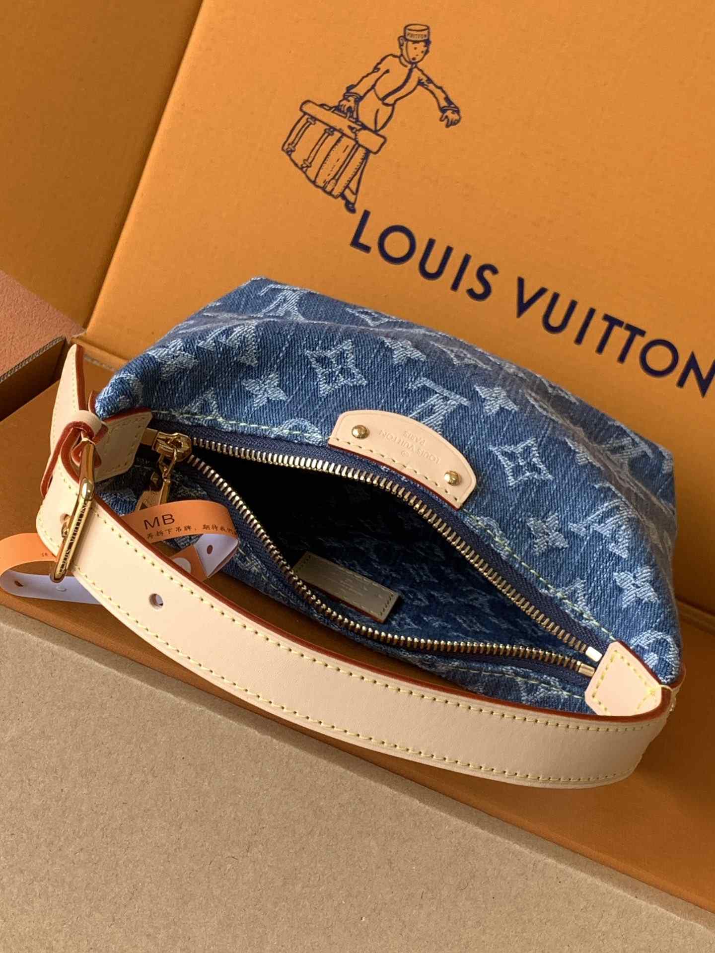 Louis Vuitton Hills Pochette — LV-M82949-SRC0118