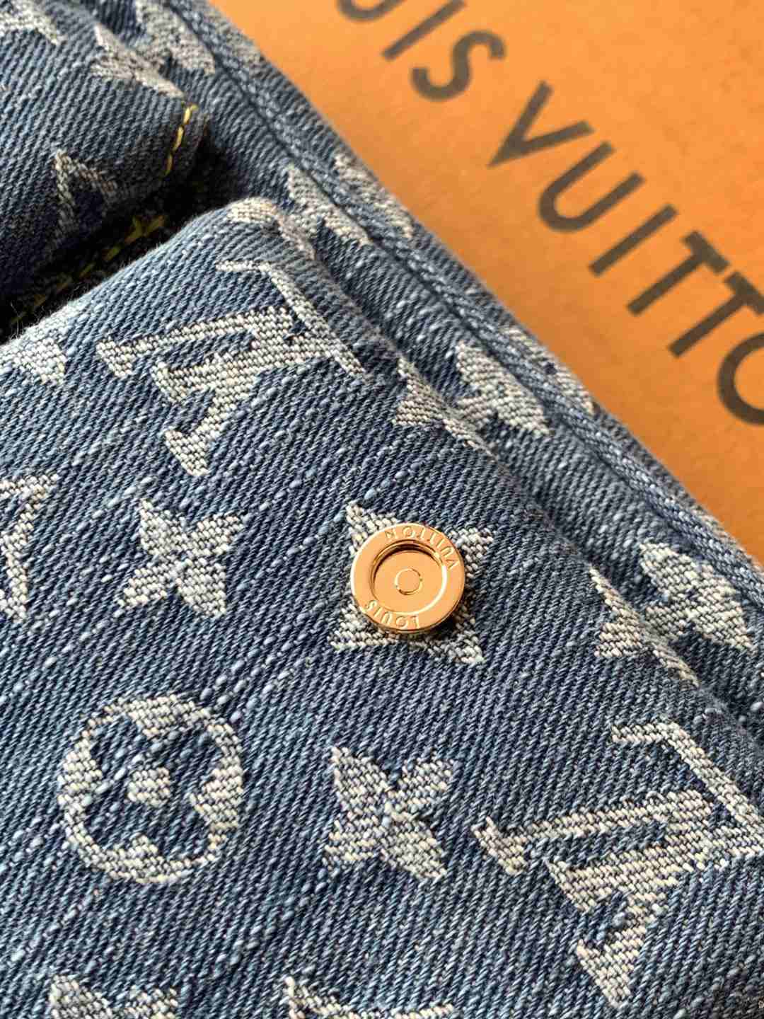 Louis Vuitton Pochette Accessoire Cargo — M27602