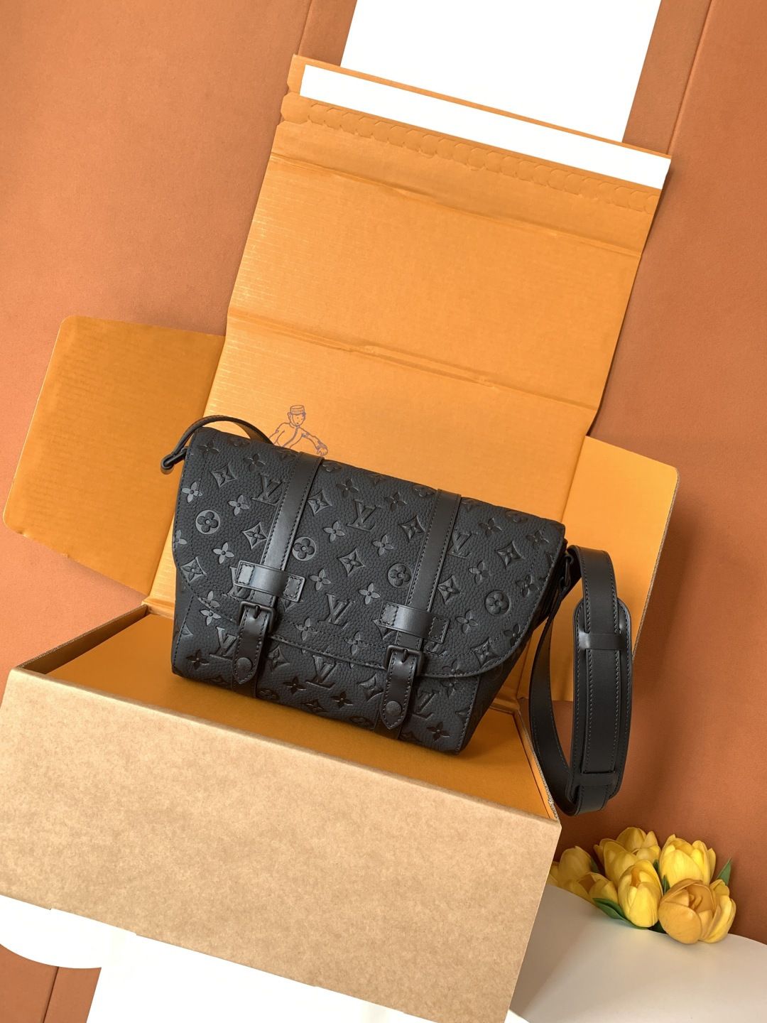 Louis Vuitton Christopher Messenger Bag โ M28324