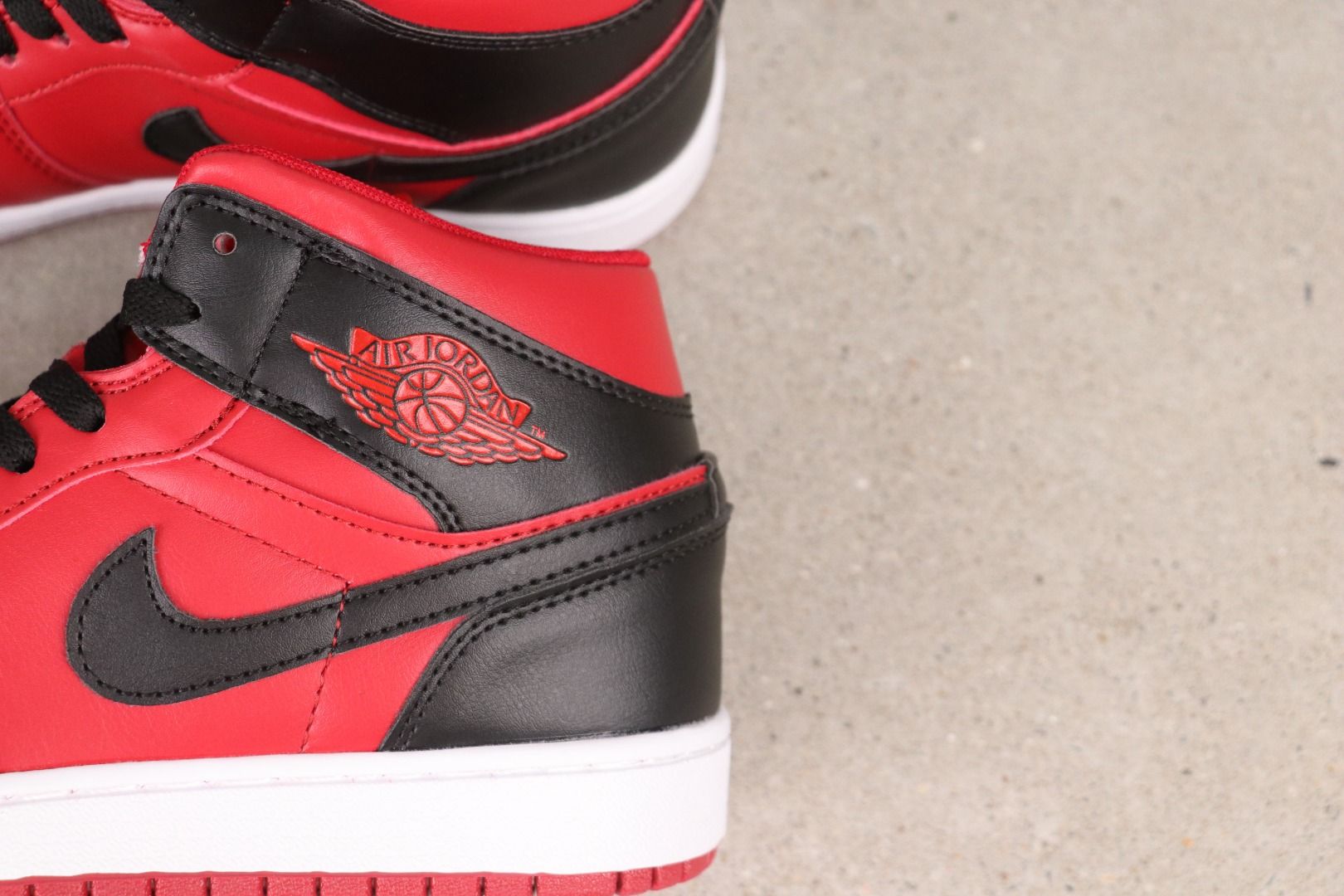 Air Jordan 1 Mid SE 554724-660
