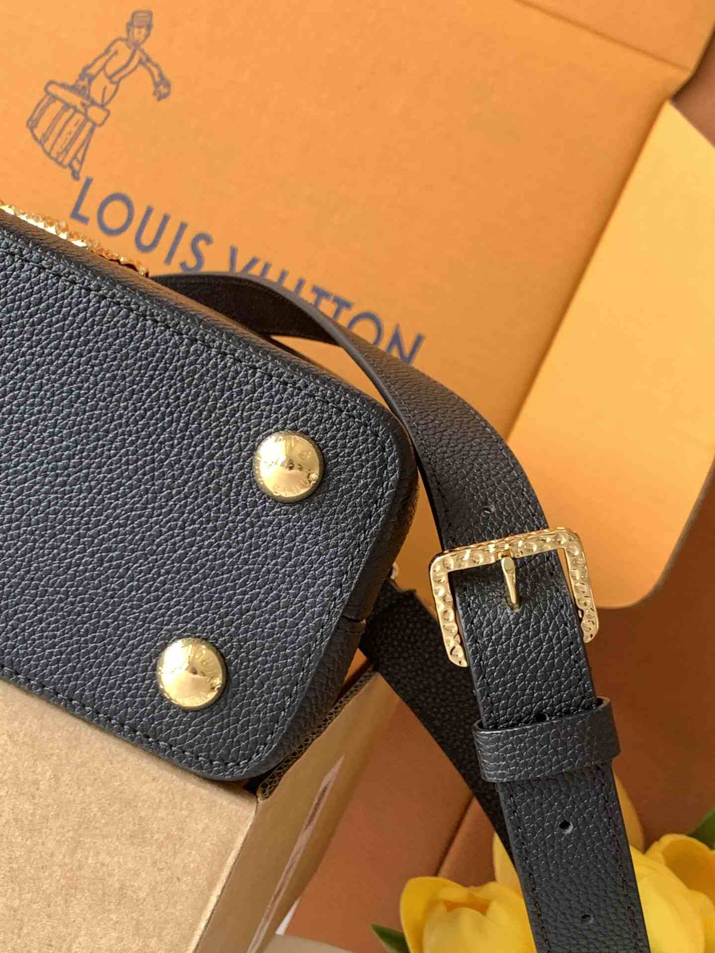 Louis Vuitton Capucines East-West MM-Style Top-Handle Bag — M24672 Black