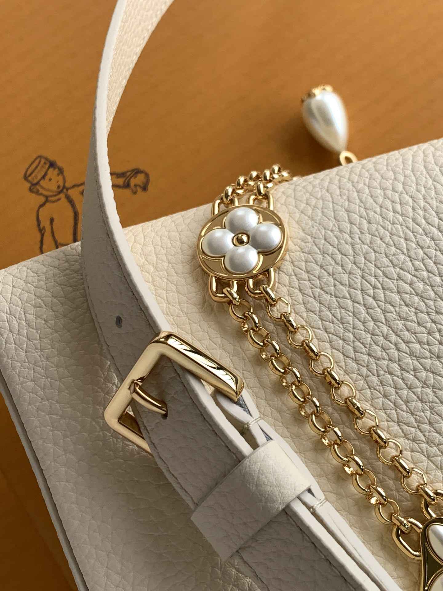 Louis Vuitton Capucines-Style Top-Handle Bag — M15118 Pearl White
