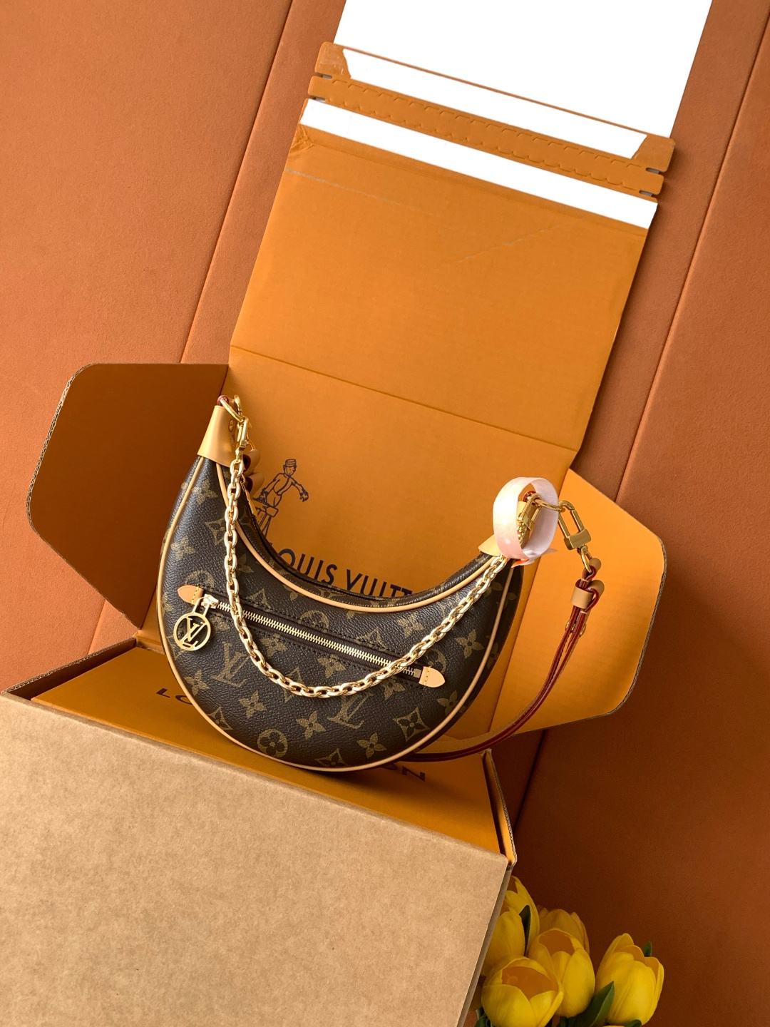 Louis Vuitton Loop Shoulder Bag — M81098, Product 25491