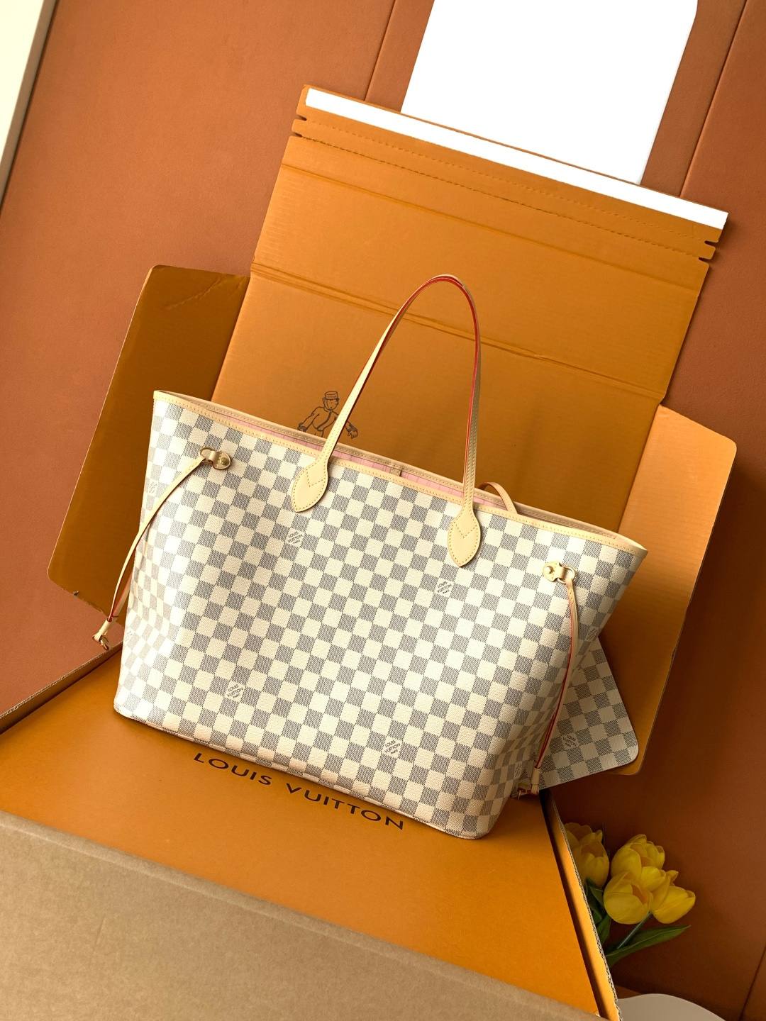 Louis Vuitton Neverfull Tote Bag — M40601