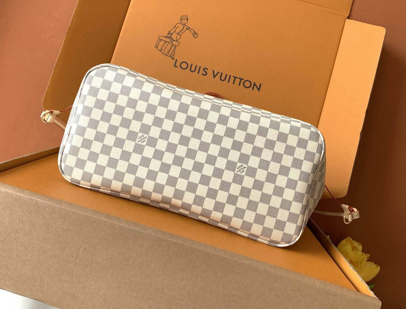 Louis Vuitton Neverfull Tote Bag — M40601