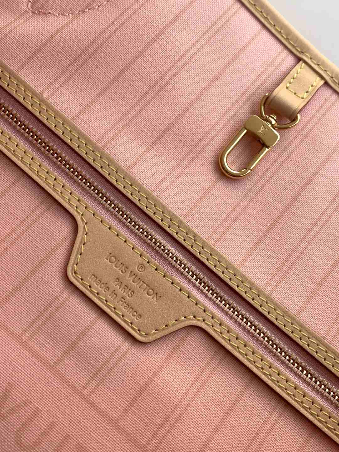 Louis Vuitton Neverfull Tote Bag — M40601