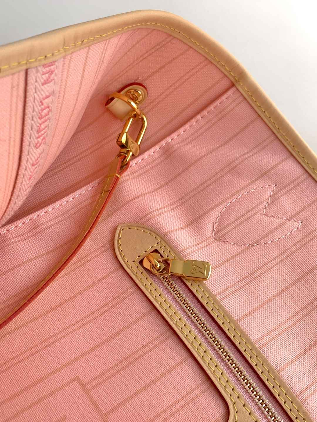 Louis Vuitton Neverfull Tote Bag — M40601