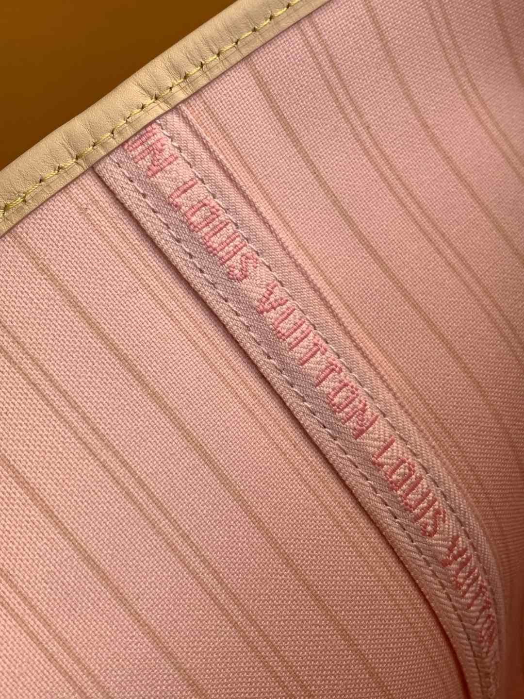Louis Vuitton Neverfull Tote Bag — M40601