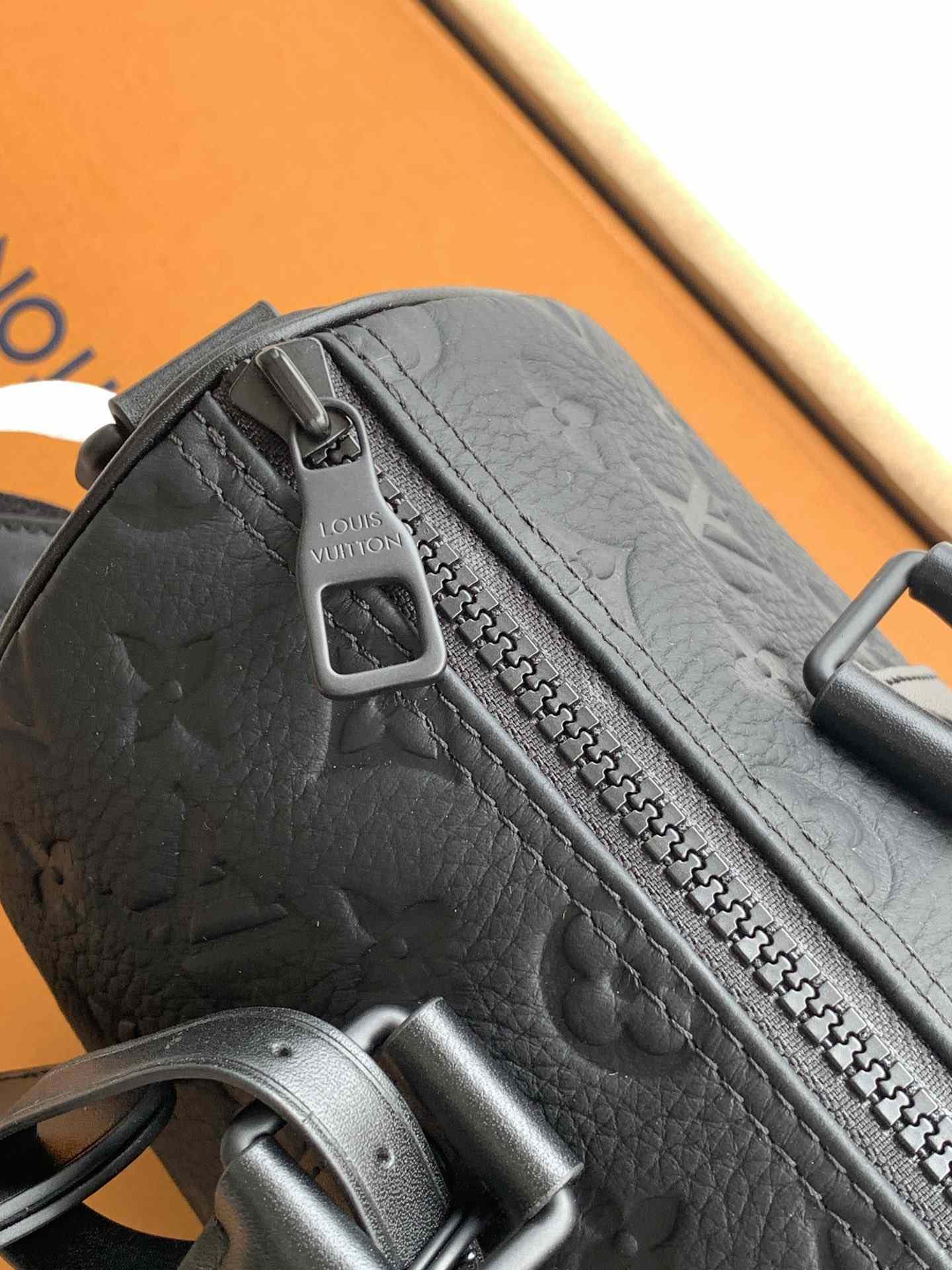 Louis Vuitton Keepall Bandoulière 25 Boston Bag — M20900