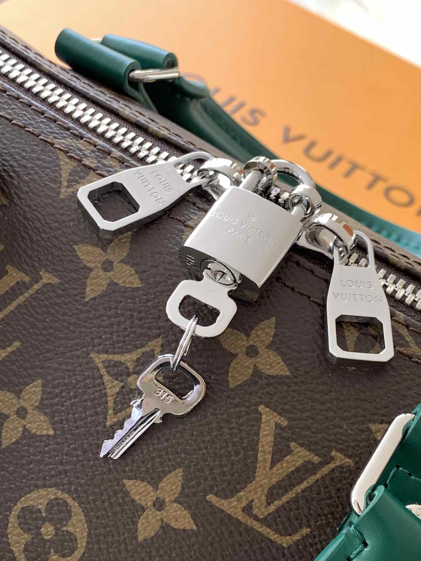 Louis Vuitton Keepall Bandoulière 50 — M12630