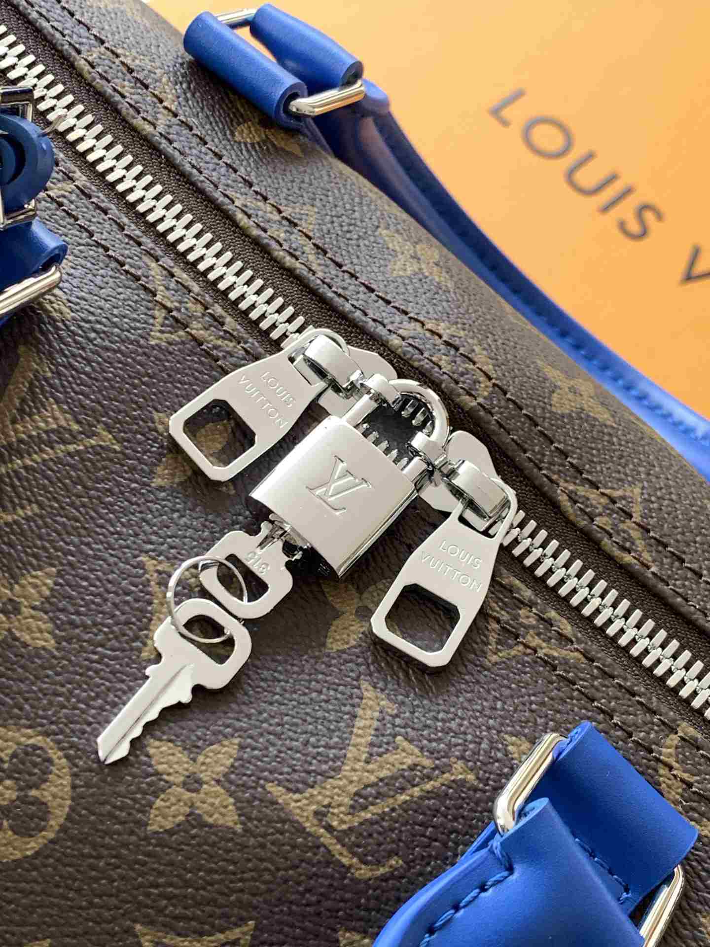 Louis Vuitton Keepall Bandoulière 50 — M12633