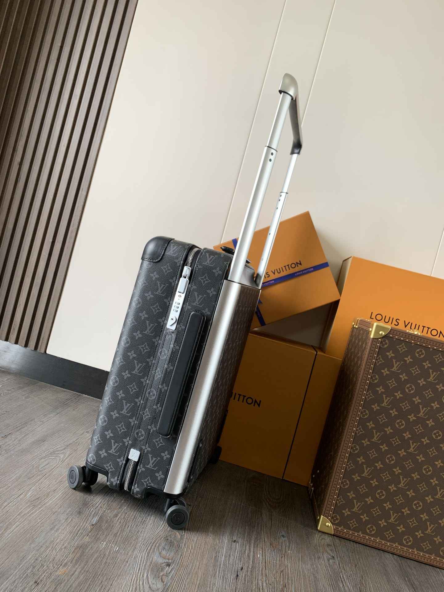 Louis Vuitton Horizon 55 — M23002