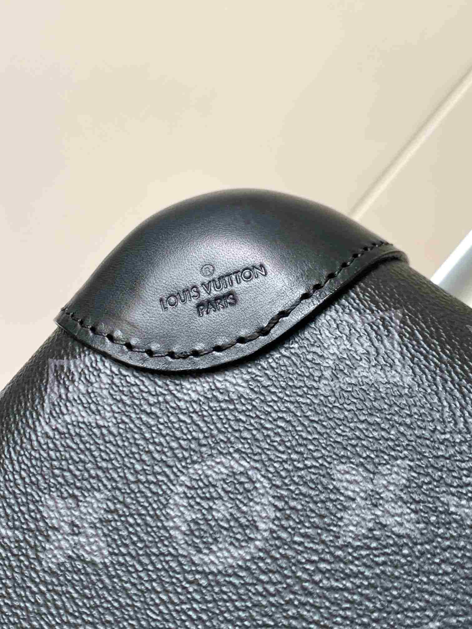 Louis Vuitton Horizon 55 — M23002