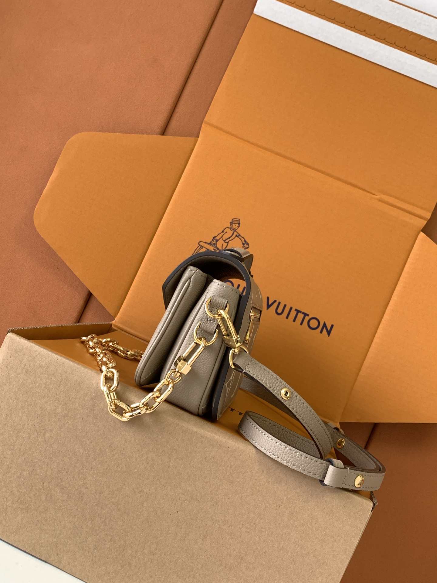 Louis Vuitton Pochette Métis East-West — M23081