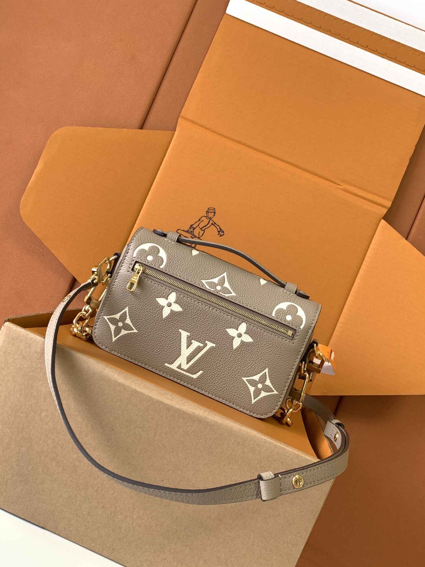 Louis Vuitton Pochette Métis East-West — M23081