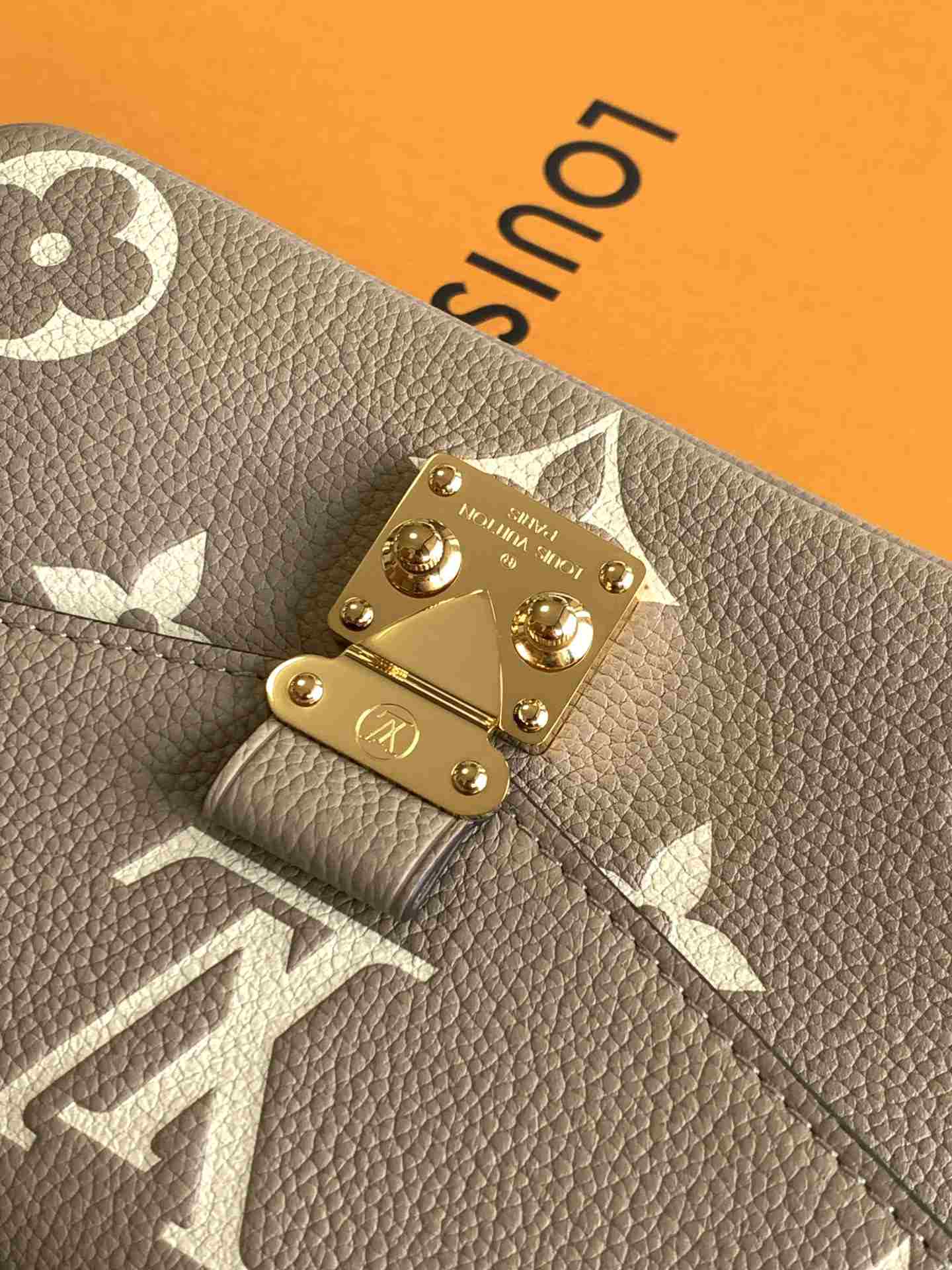Louis Vuitton Pochette Métis East-West — M23081