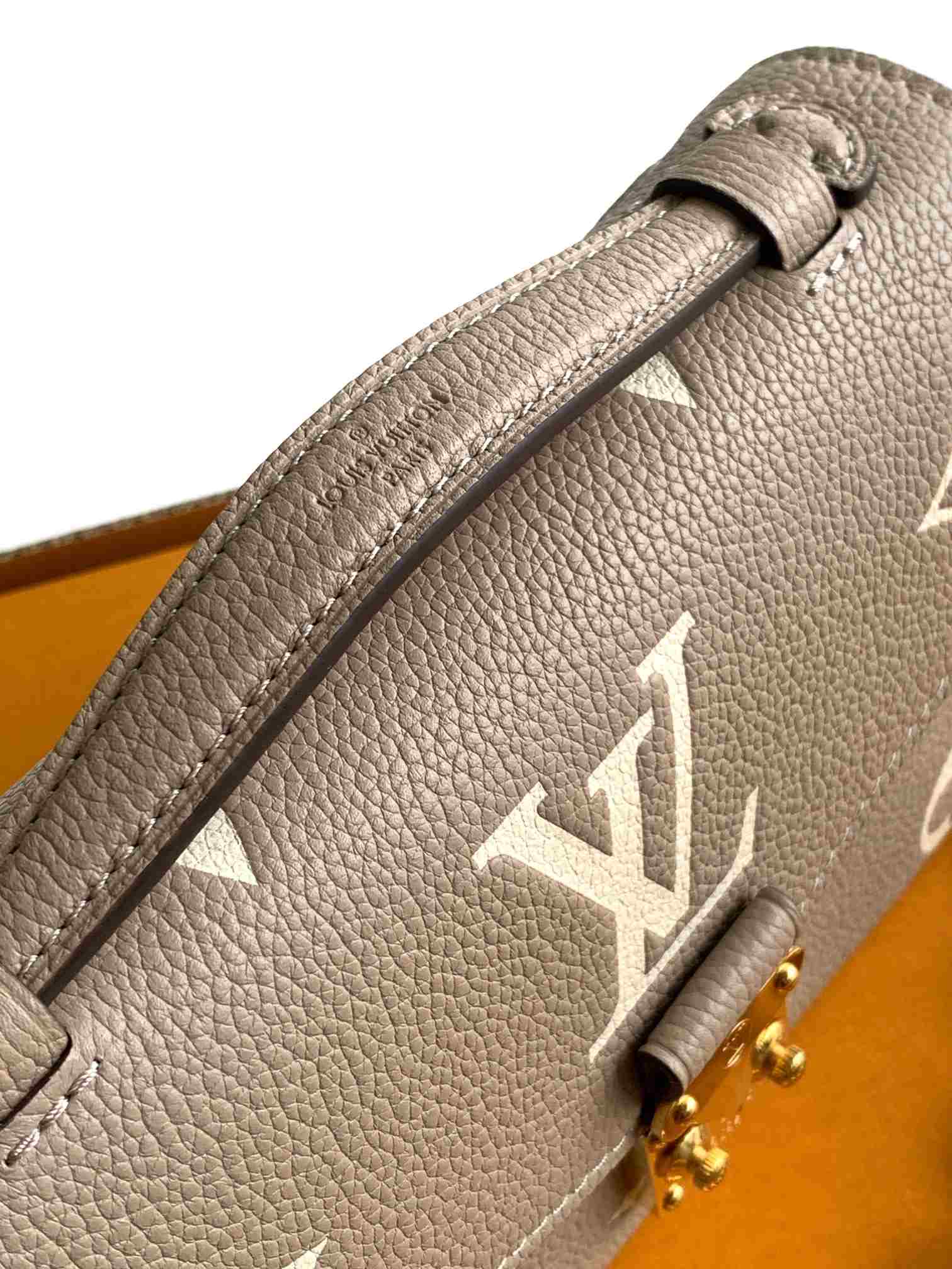 Louis Vuitton Pochette Métis East-West — M23081