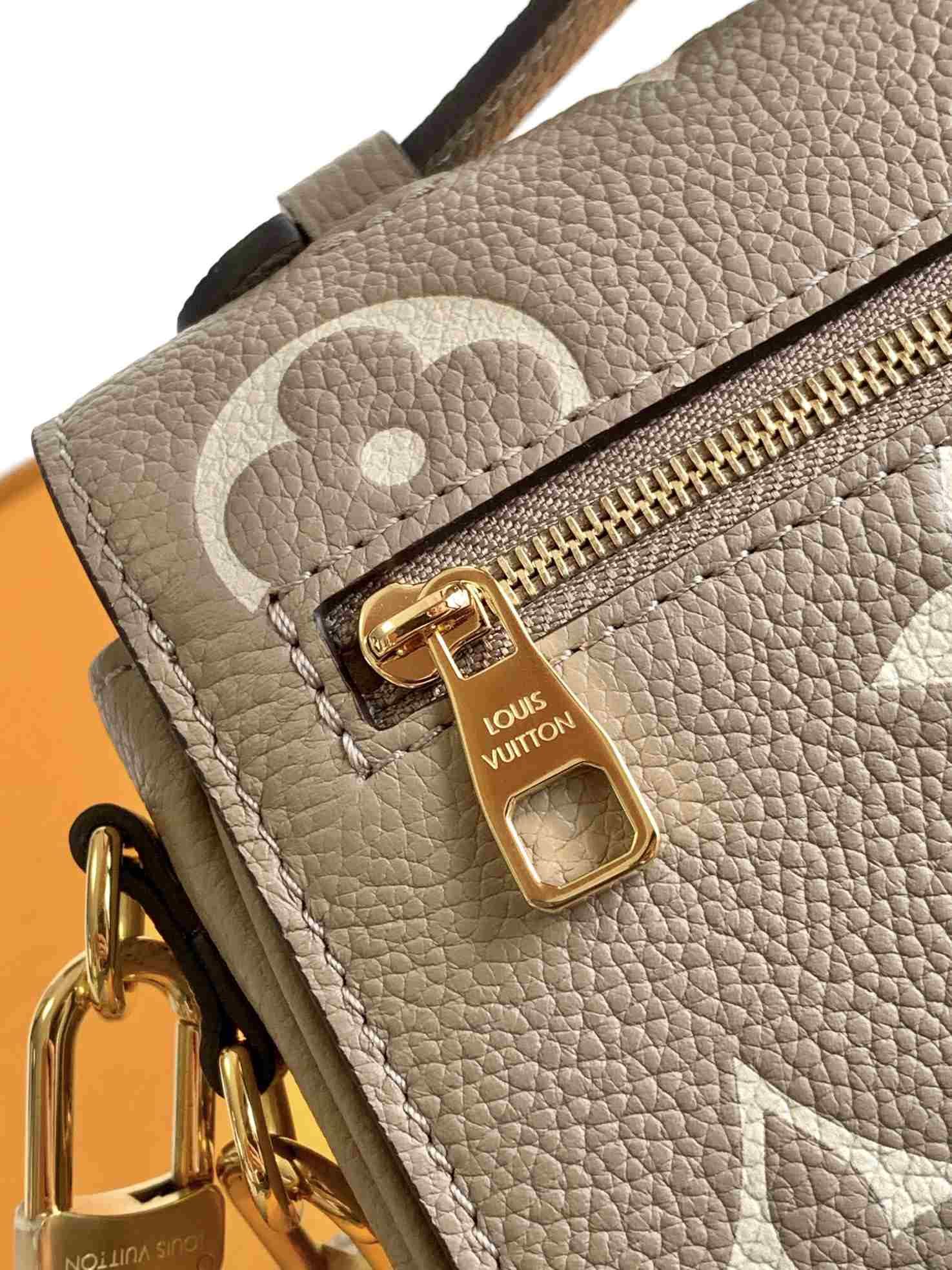 Louis Vuitton Pochette Métis East-West — M23081
