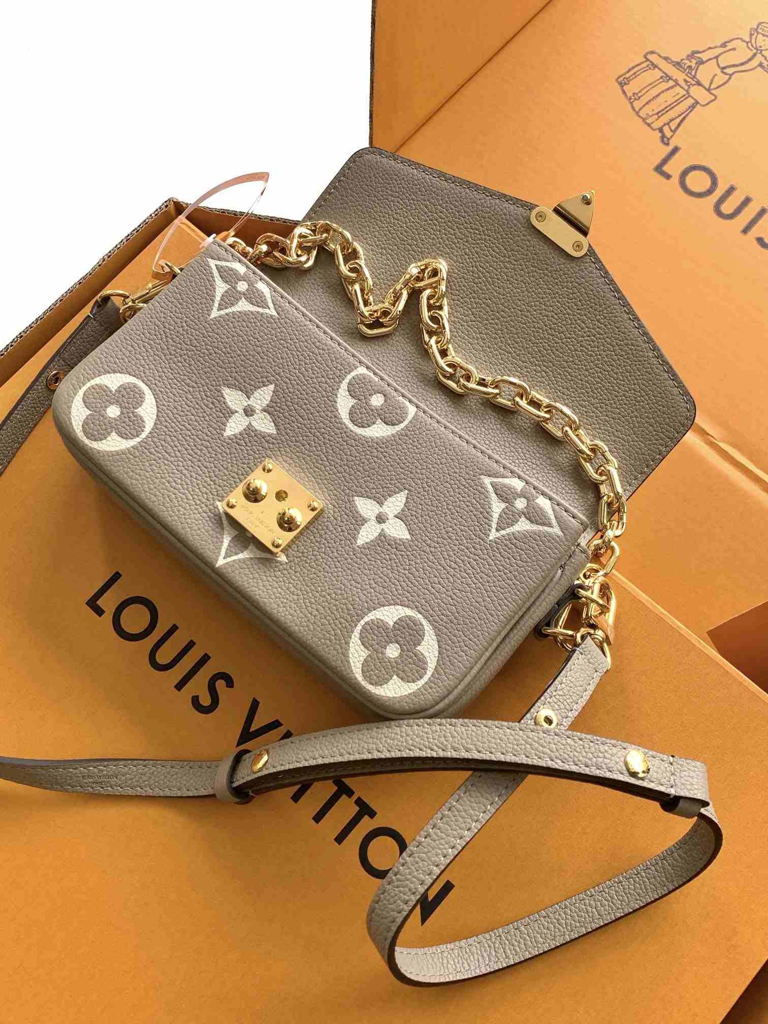 Louis Vuitton Pochette Métis East-West — M23081