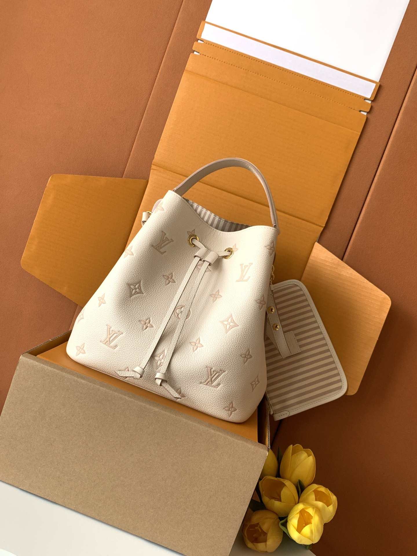 Louis Vuitton NéoNoé MM — M14401