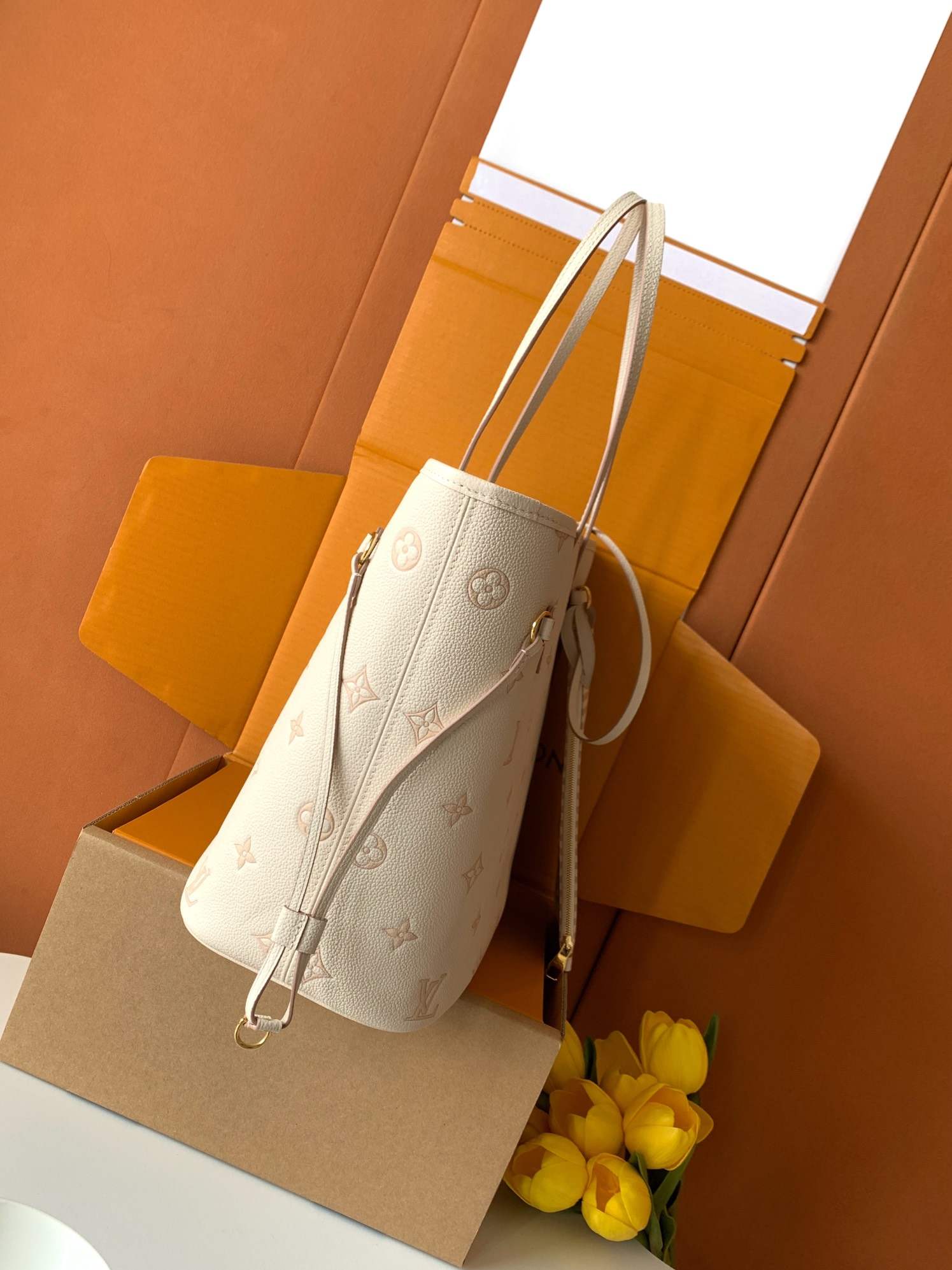 Louis Vuitton Neverfull MM-Style Tote — M14285
