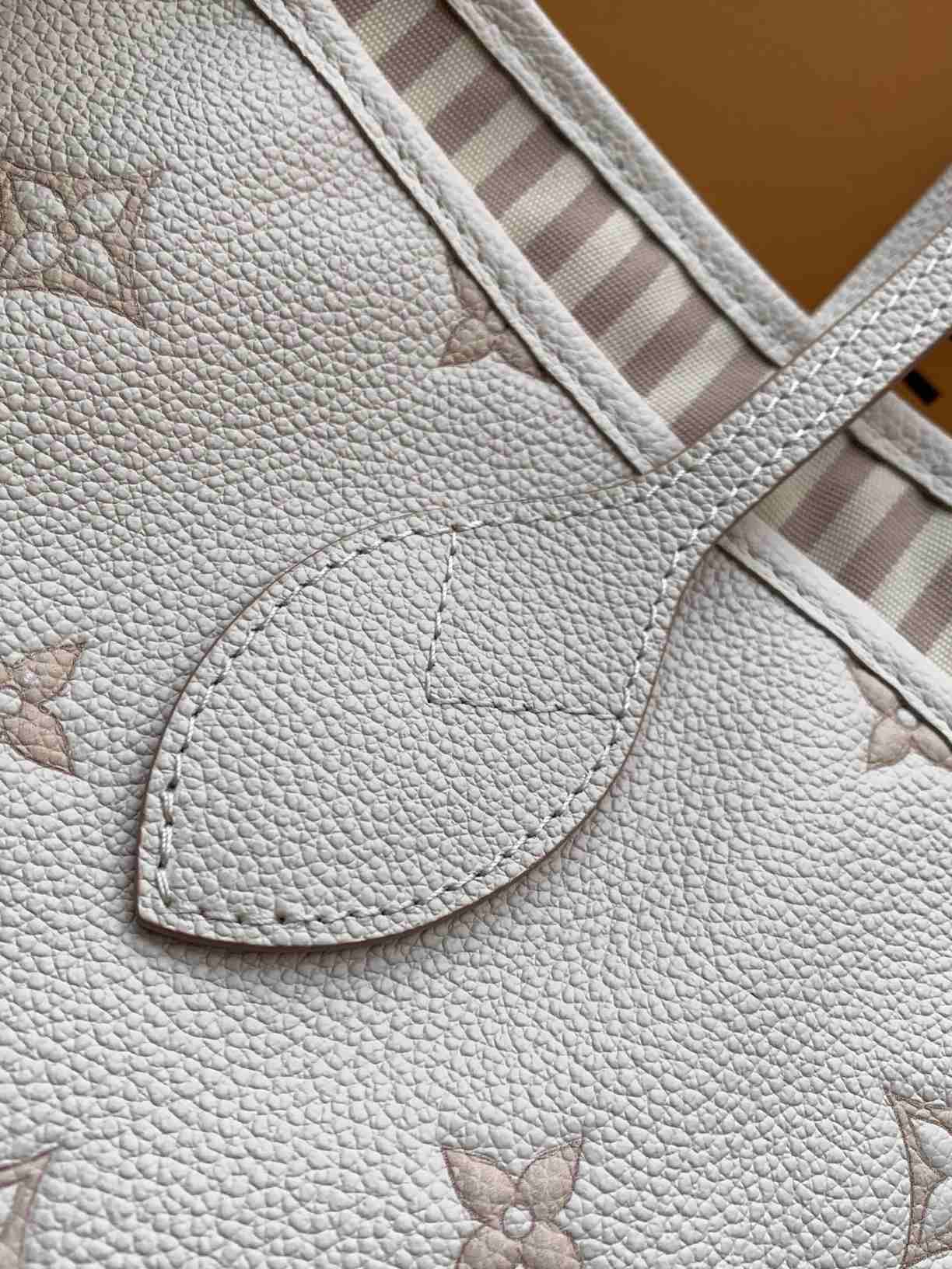 Louis Vuitton Neverfull MM-Style Tote — M14285
