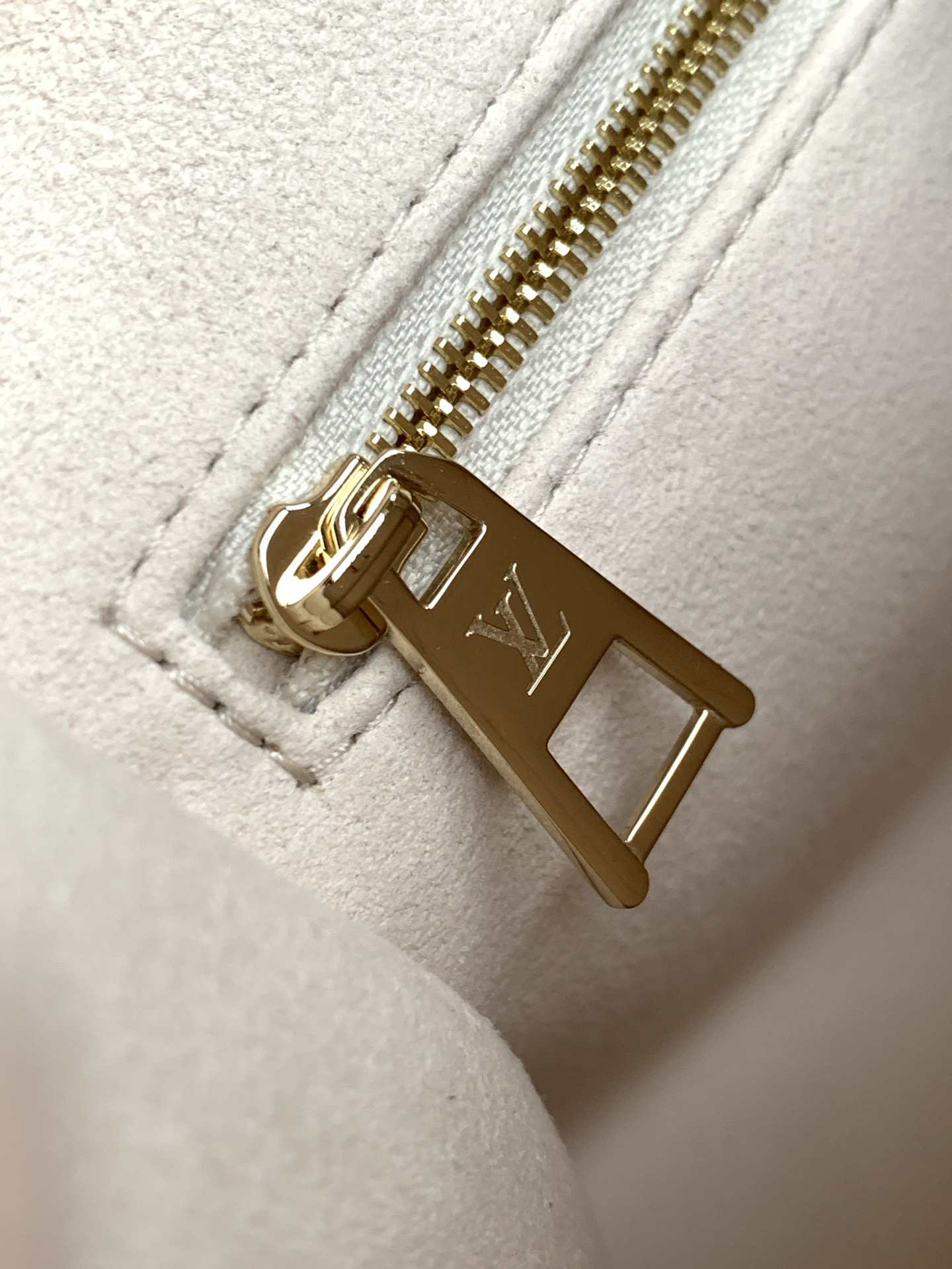 Louis Vuitton OnTheGo PM-Style Tote — M25770