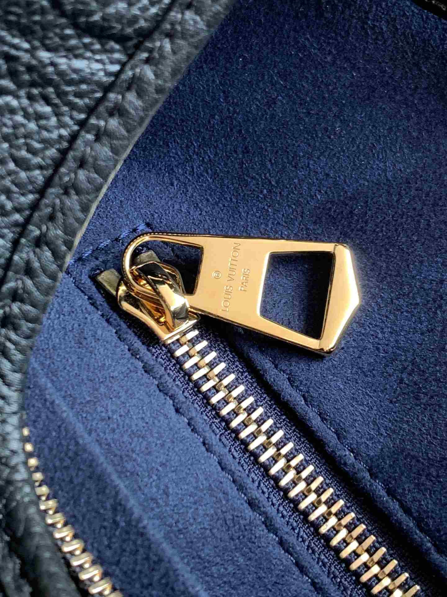 Louis Vuitton CarryAll PM — M46288