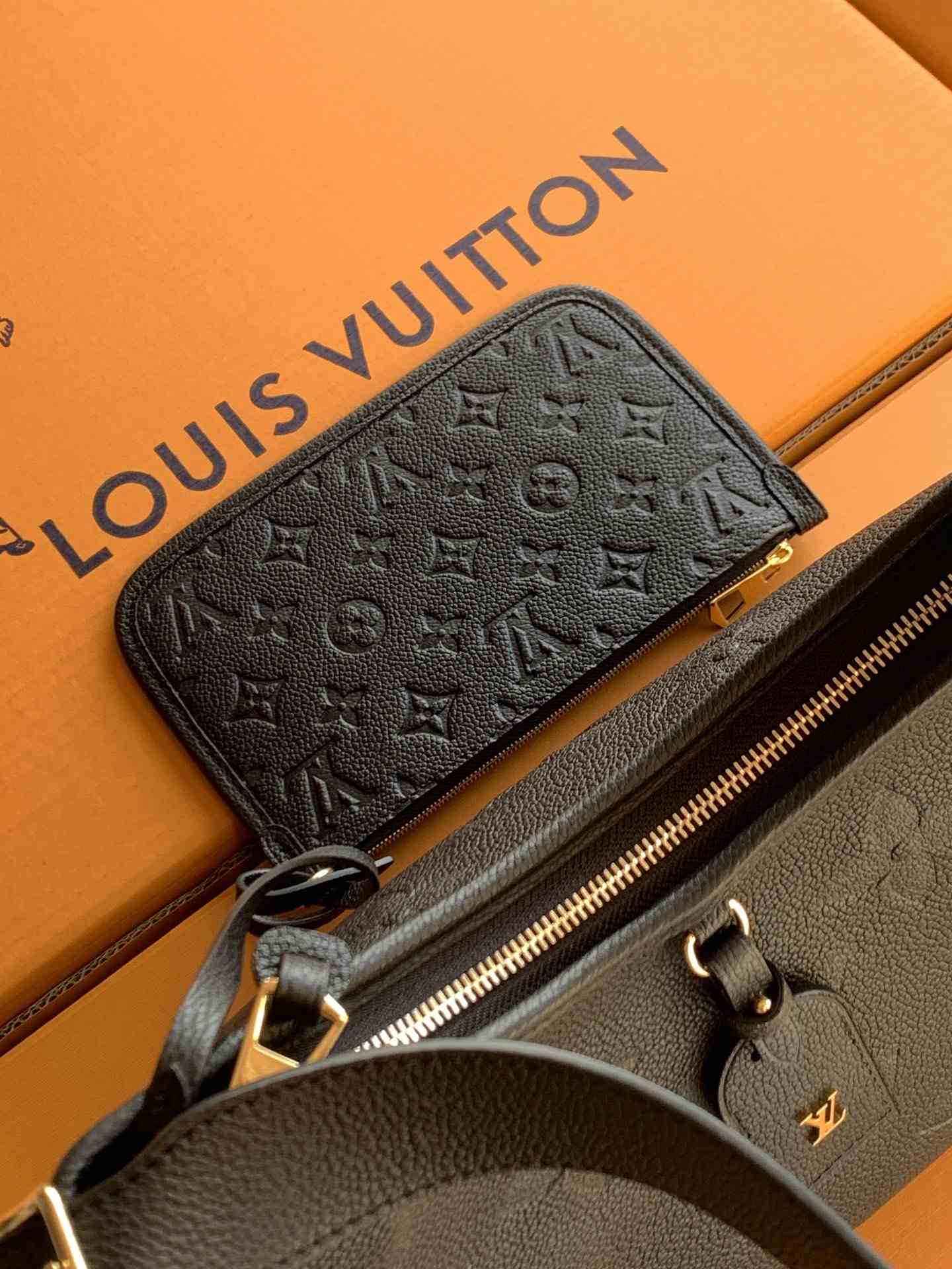 Louis Vuitton CarryAll PM — M46288