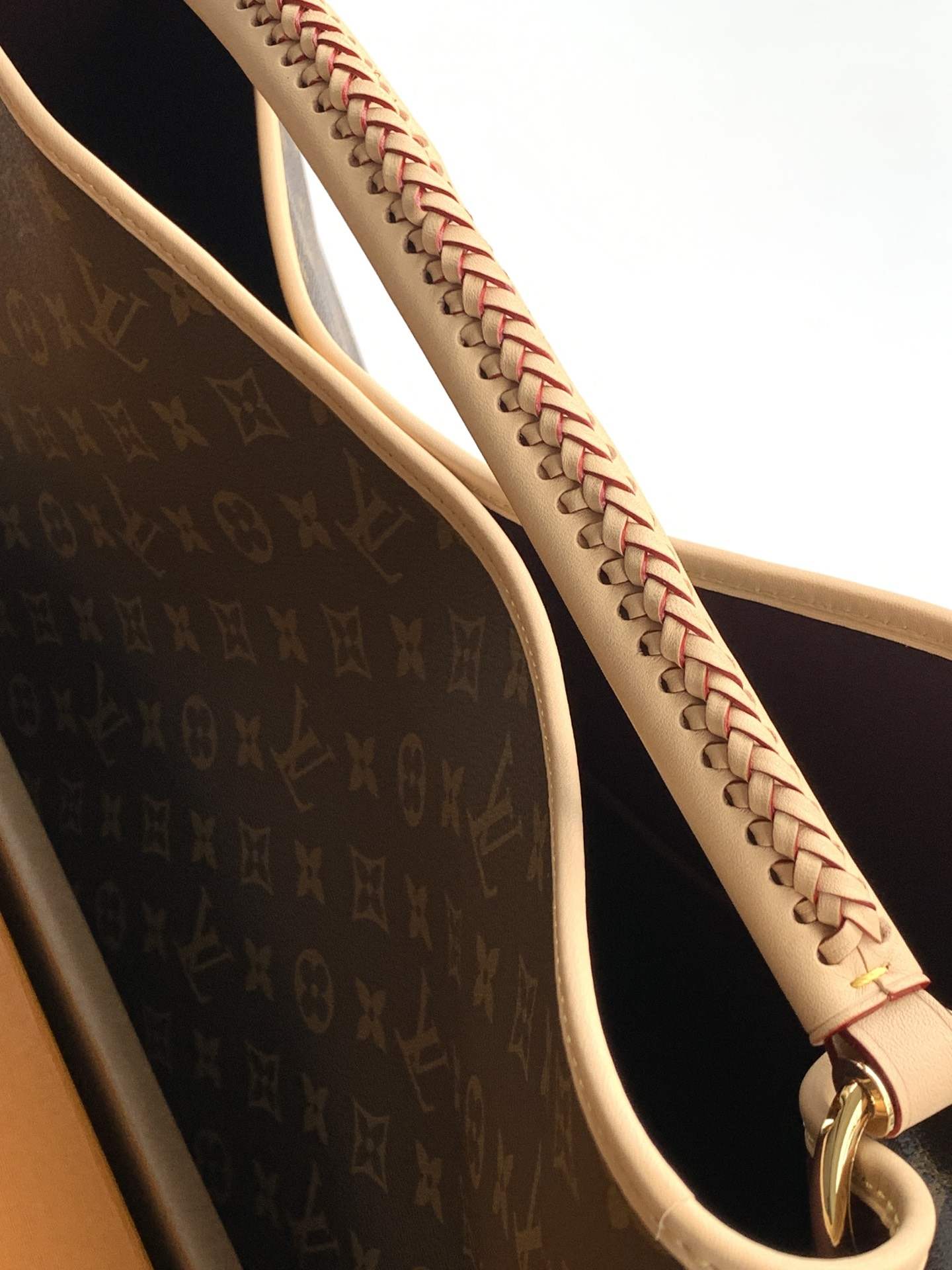 Louis Vuitton Again Handbag — M25877