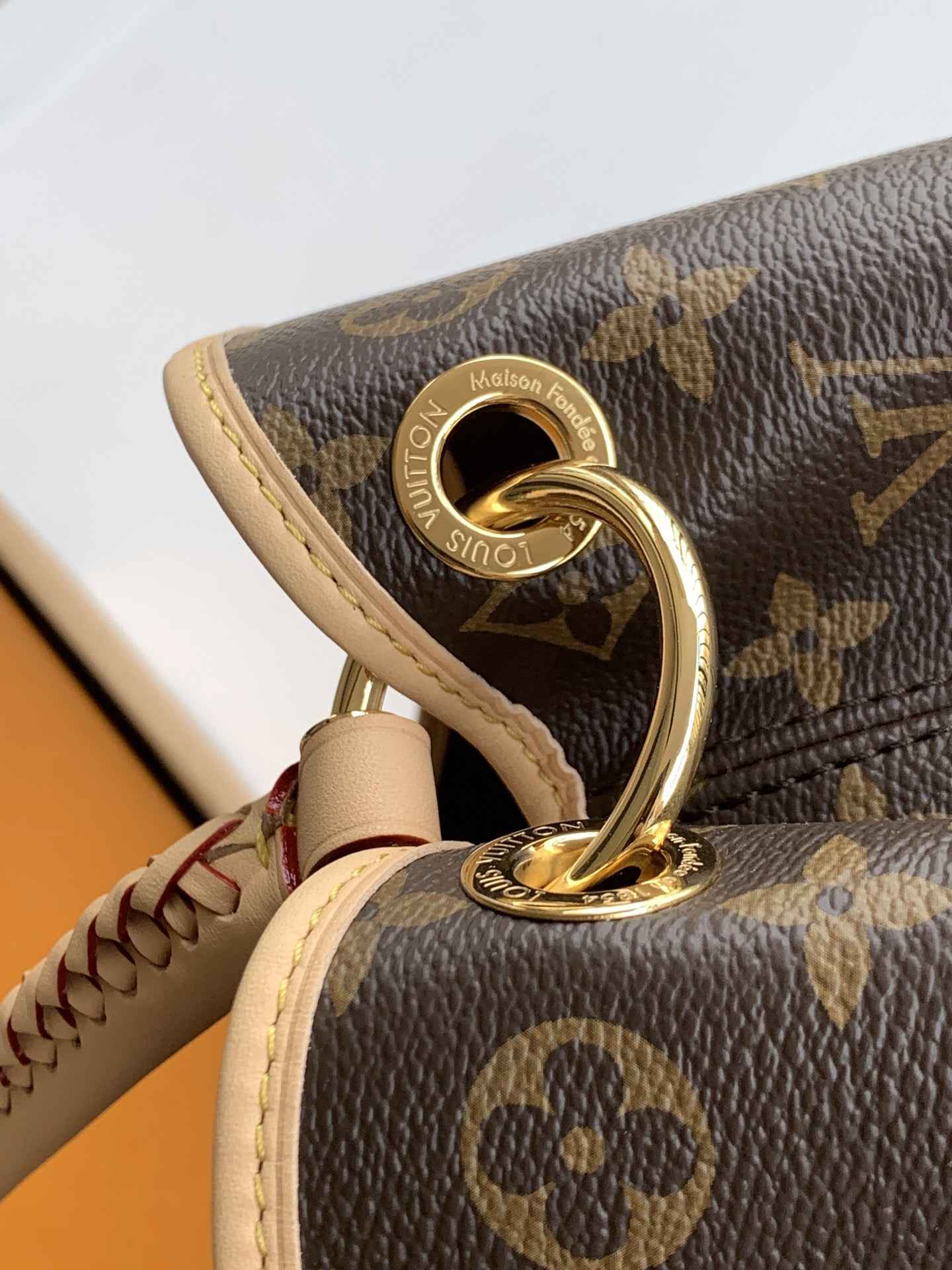 Louis Vuitton Again Handbag — M25877
