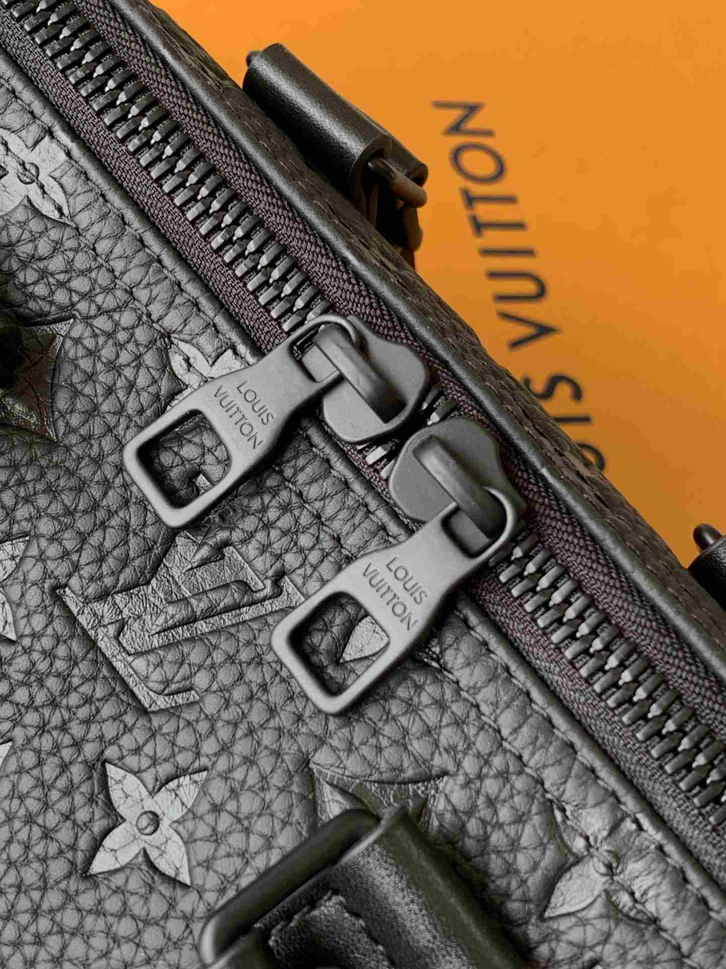 Louis Vuitton Keepall Bandoulière 35 — M22765