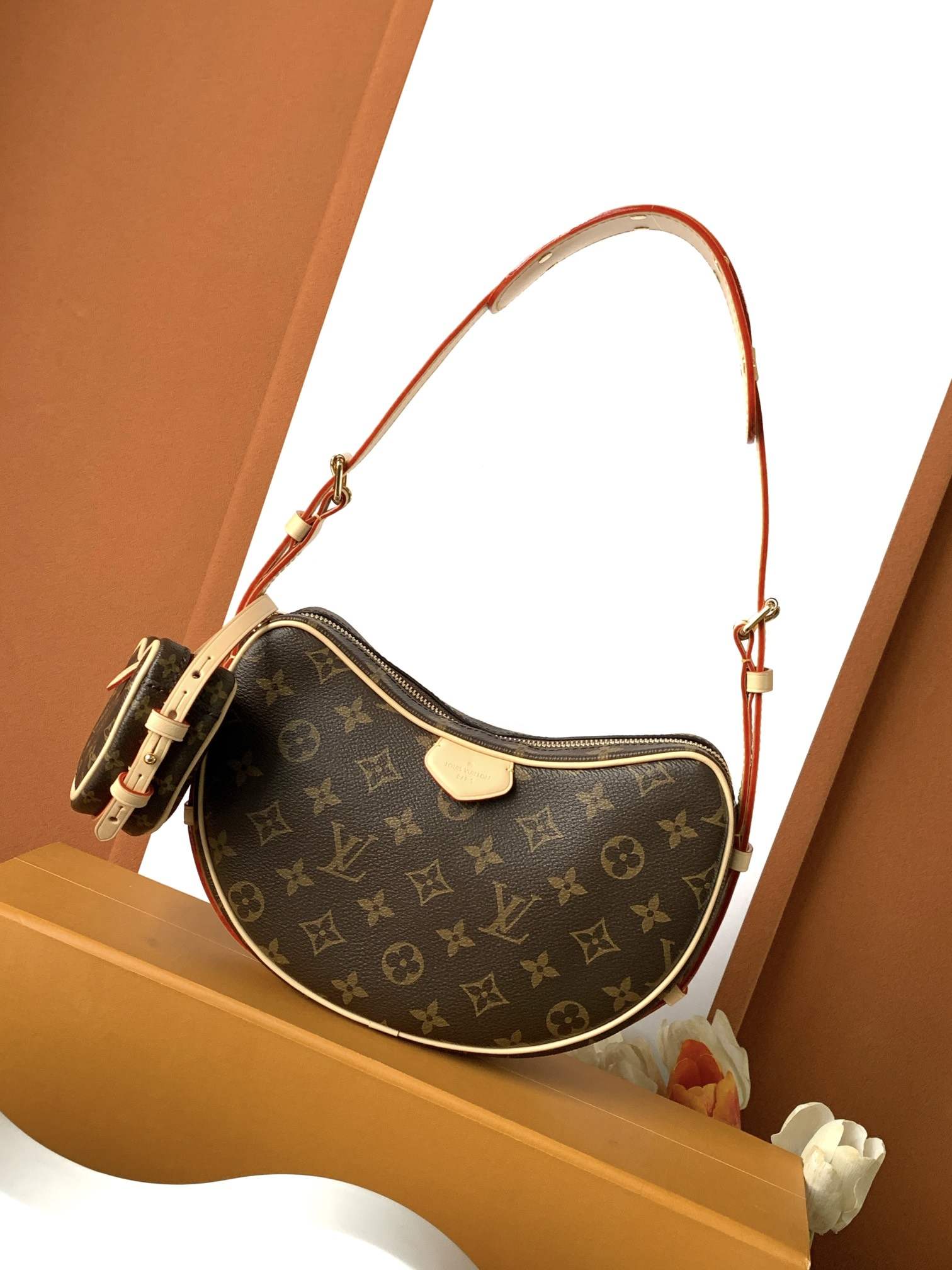 Louis Vuitton Croissant MM — M46828, Product 26104