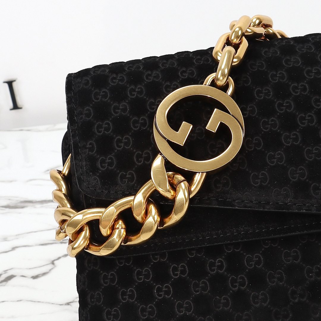 Gucci Medium Shoulder Bag with Chain — 857622