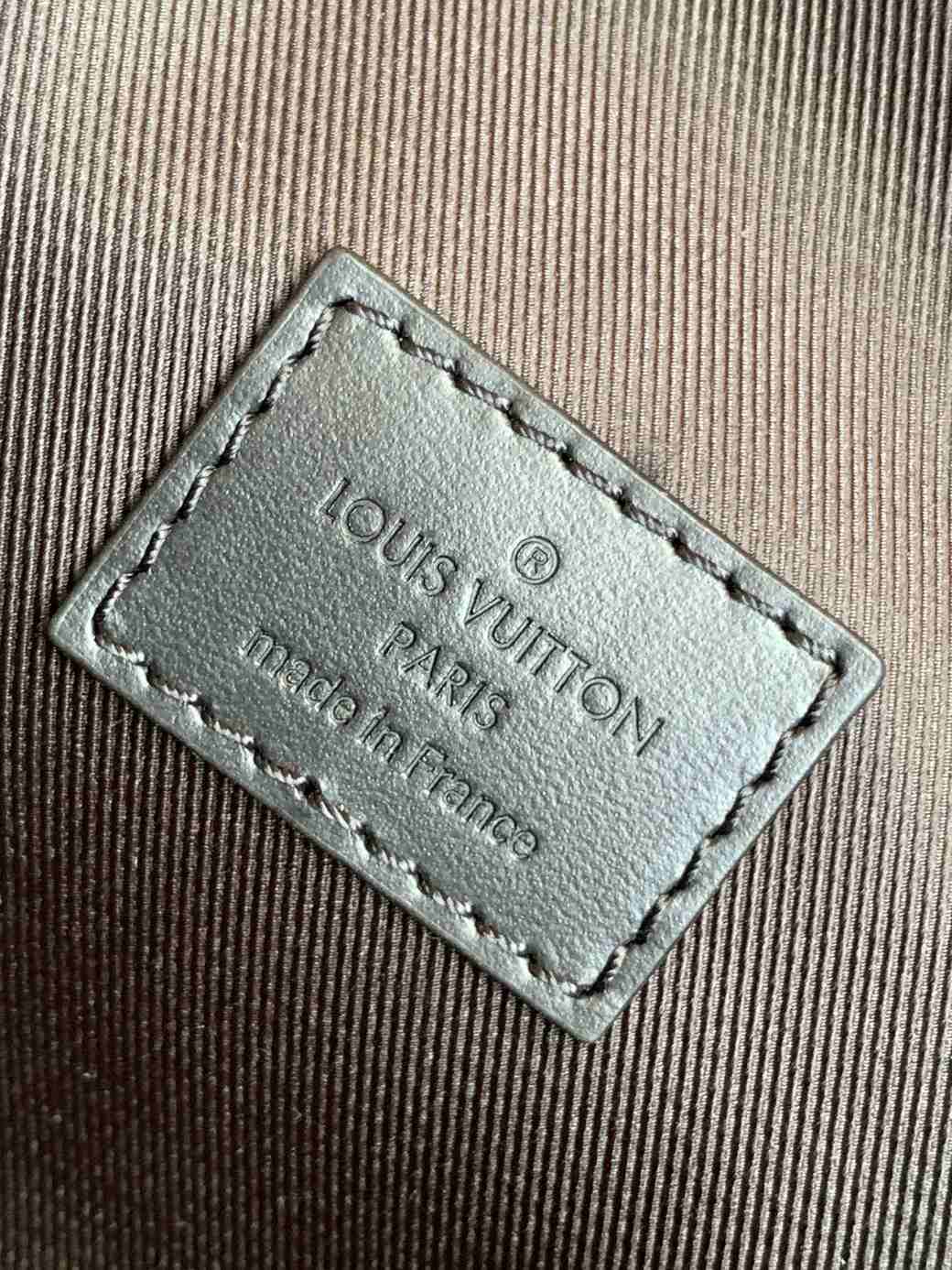 Louis Vuitton Steamer Wearable Wallet — M83613