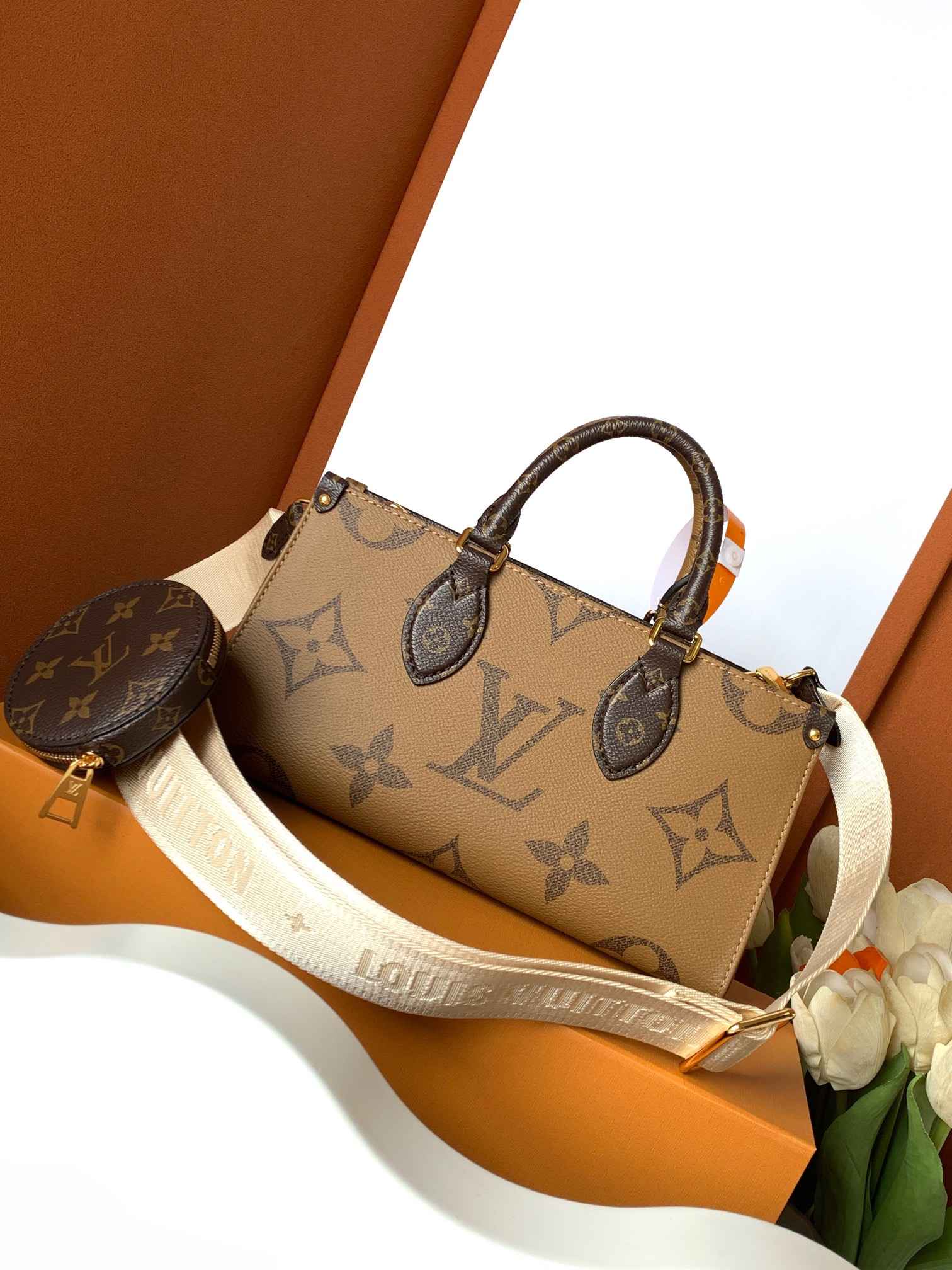 Louis Vuitton OnTheGo East-West — M46653