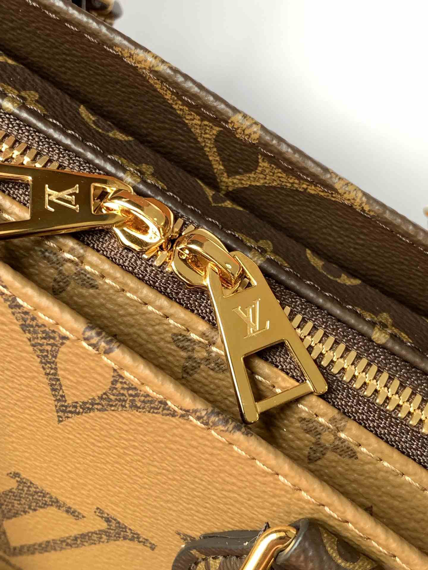 Louis Vuitton OnTheGo East-West — M46653