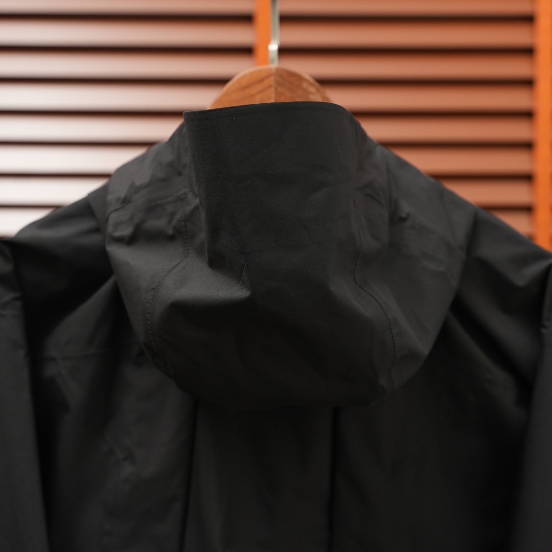 Descente Jacket — Black